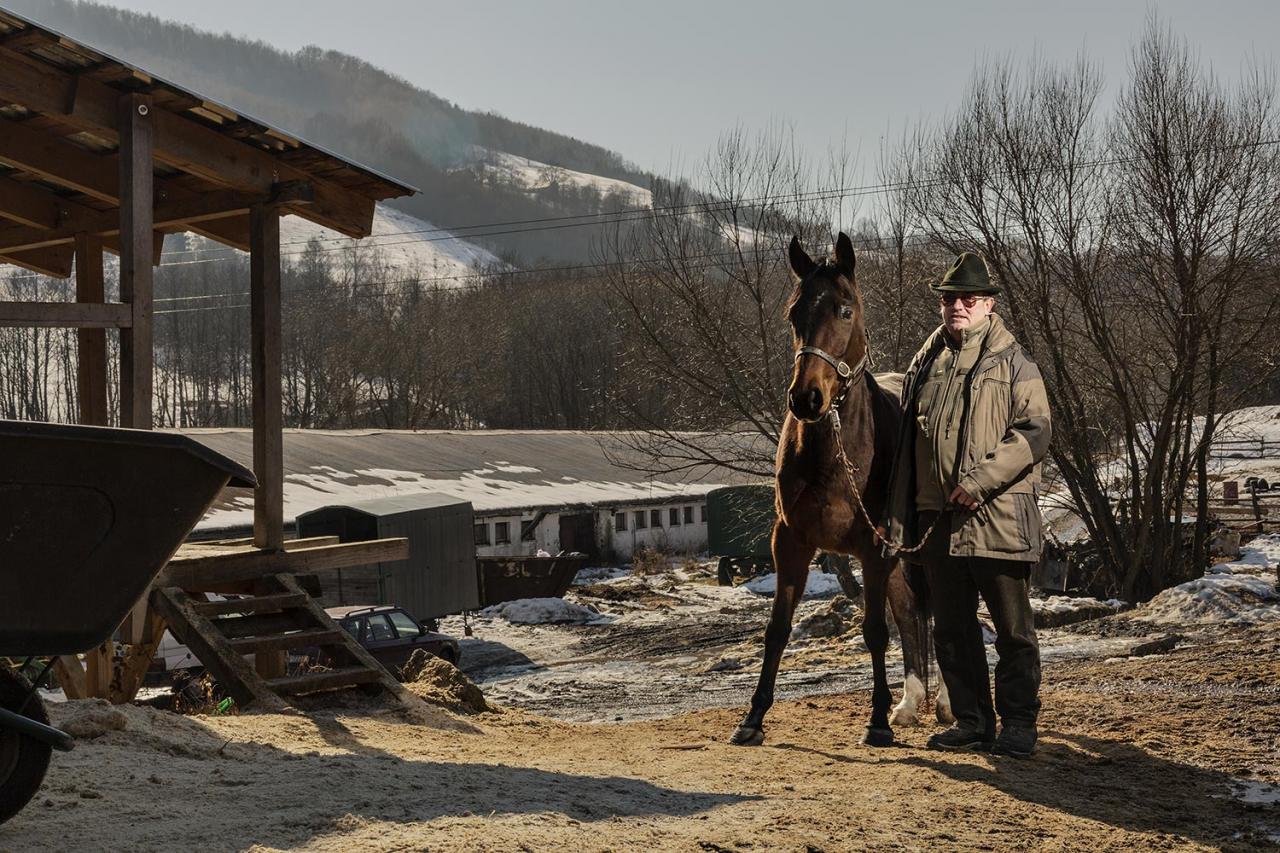 Karol Csölle dnes v Tisovci vlastní dvadsaťtri koní a žije spokojný život: „Do Bratislavy? Nikdy viac! Kto by žil v tom blázinci, je to chaos.“