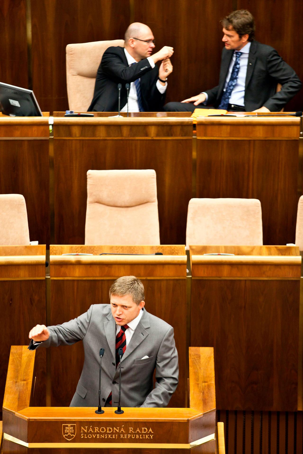 13. júl 2011 Bratislava: Igor Matovič debatuje s Richardom Sulíkom počas schôdze v NR SR. Za rečníckym pultom vystupuje vtedajší opozičný politik Robert Fico, proti ktorému Matovič bojuje od začiatku svojej politickej kariéry.
