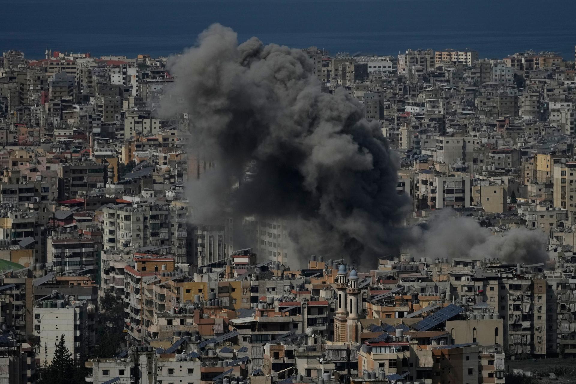 Dym stúpa z miesta izraelských útokov v štvrti Dahíja, na južnom predmestí Bejrútu, 6. marca 2026.