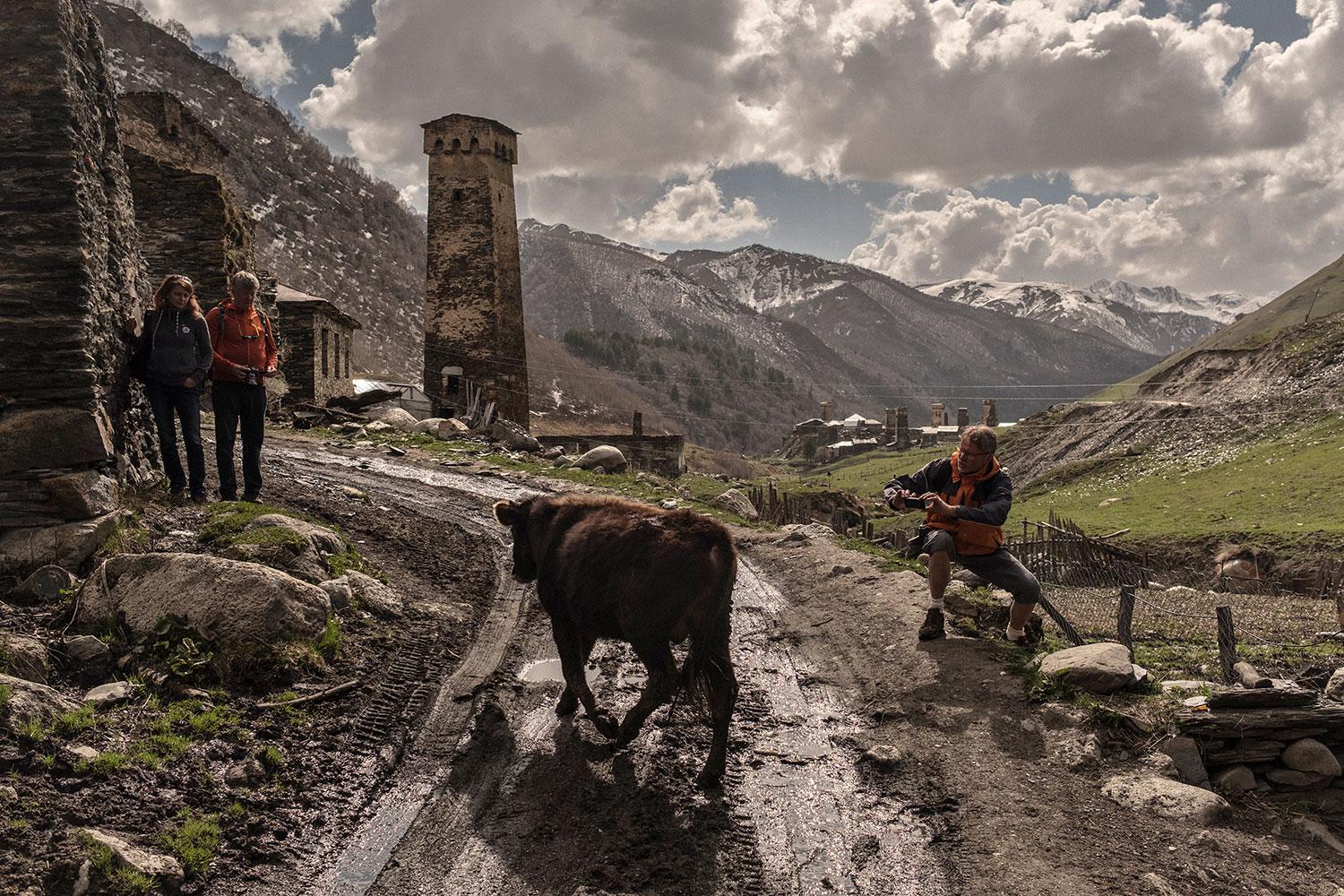O Ushguli sa hovorí ako o najvyššej trvalo osídlenej dedine v Európe. Dá sa do nej dostať iba jedinou cestou po nespevnených serpentínach. Na úvodnej dvojstrane: Gruzínsky kláštor Alaverdi. Niektoré jeho časti sú zo 6. storočia, súčasná katedrála bola postavená v 11. storočí.
