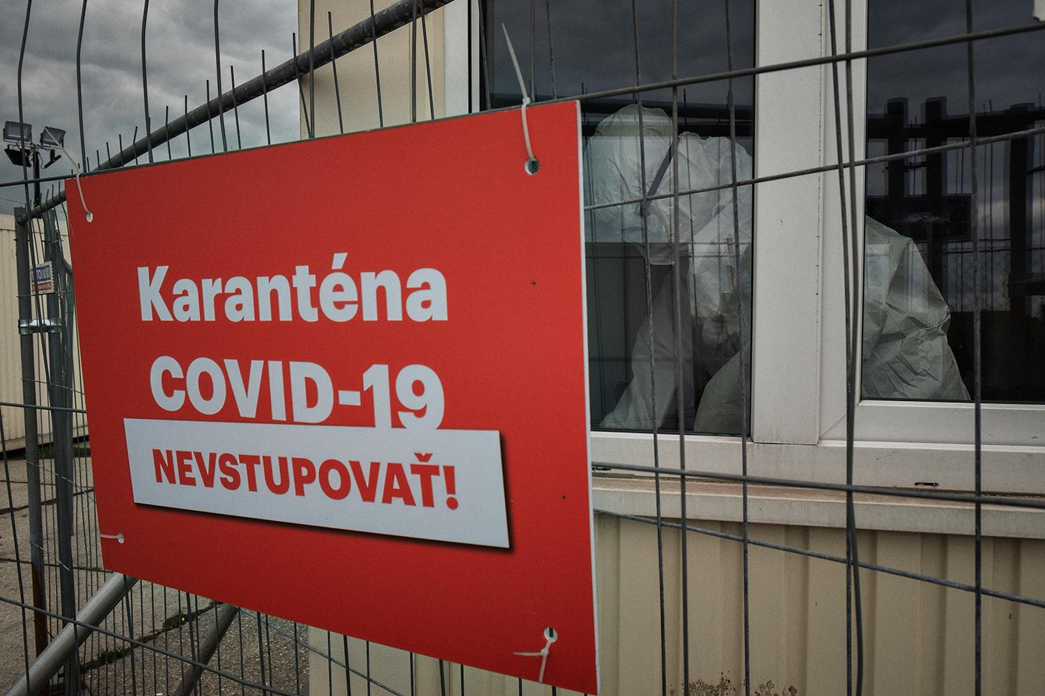 Plot karanténneho mestečka zriadeného Magistrátom hlavného mesta Bratislava vo Vrakuni na Hradskej ulici.