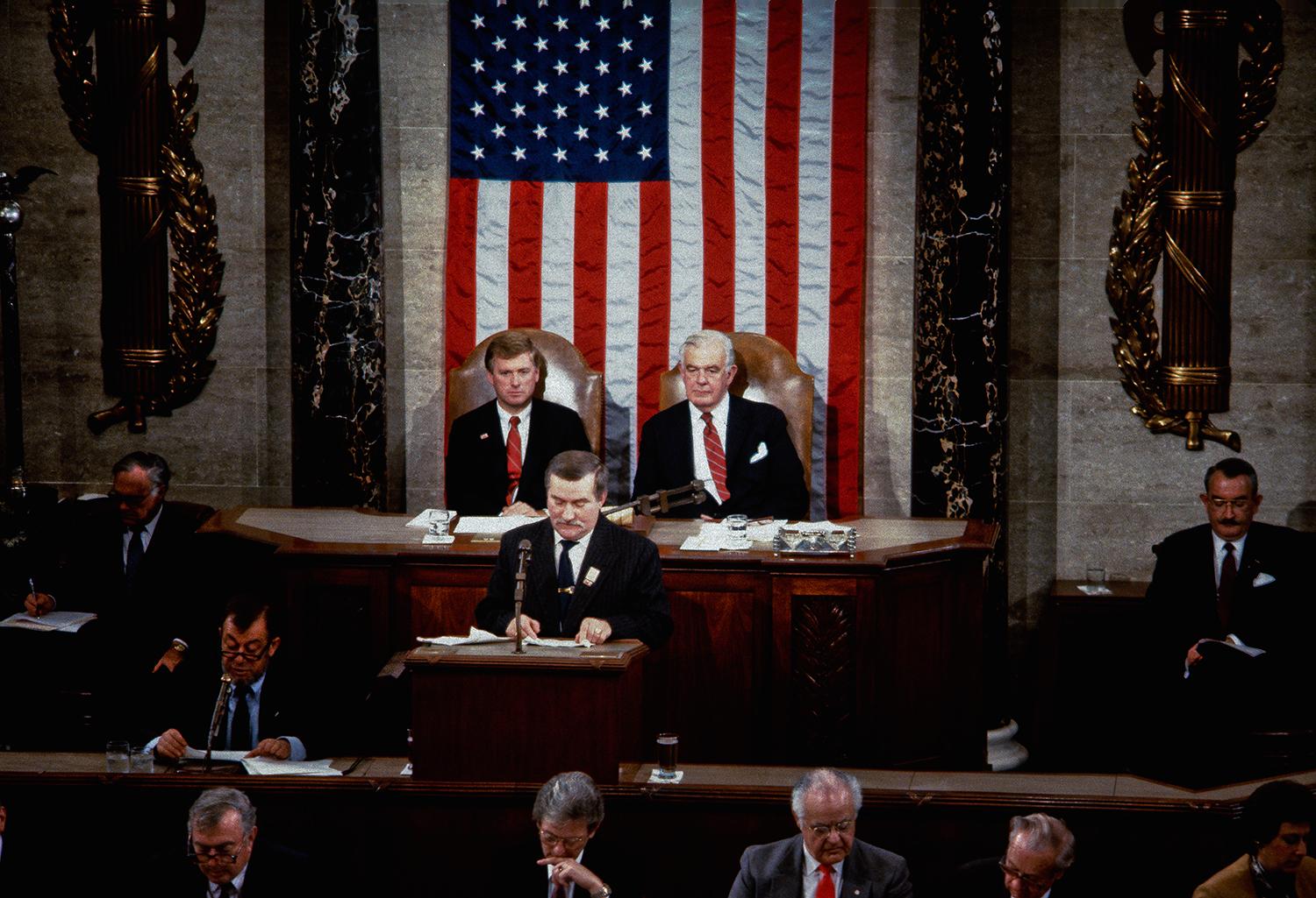 15. november 1989 Washington DC, USA: Poľský bojovník za ľudské práva a prezident z rokov 1990 – 1995 Lech Walesa prednáša prejav v americkom Kongrese. Časy Havlov a Walesov sú preč. V4 dnes miluje solidárne dotácie, ale neznáša solidaritu.