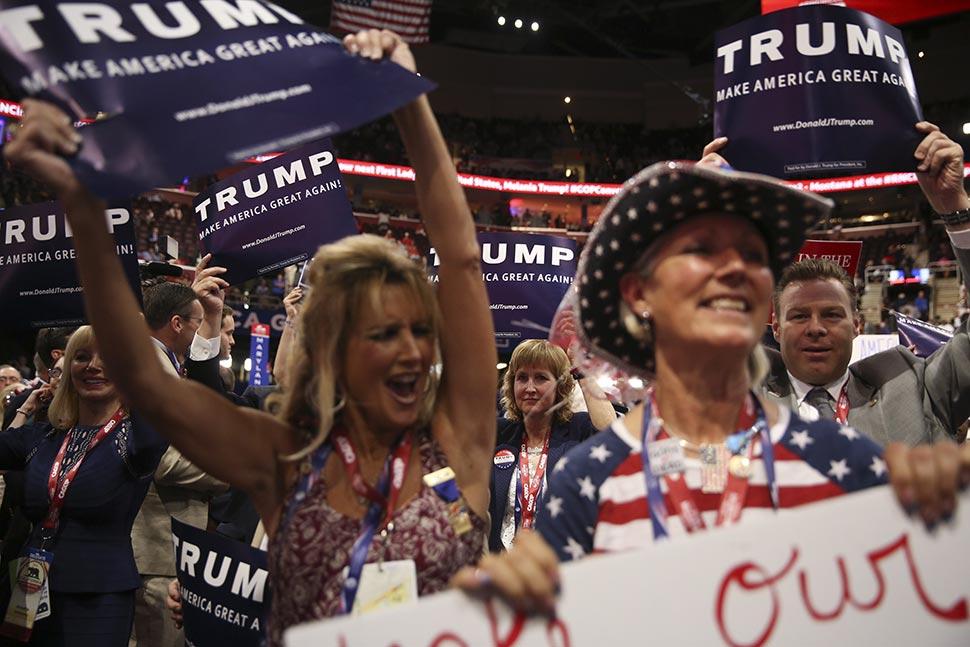 19. júl 2016, Cleveland, USA: Na záverečnom zjazde konzervatívnej strany v Clevelande držia delegáti Republikánskej strany z Kalifornie v rukách transparenty s Trumpovým menom.