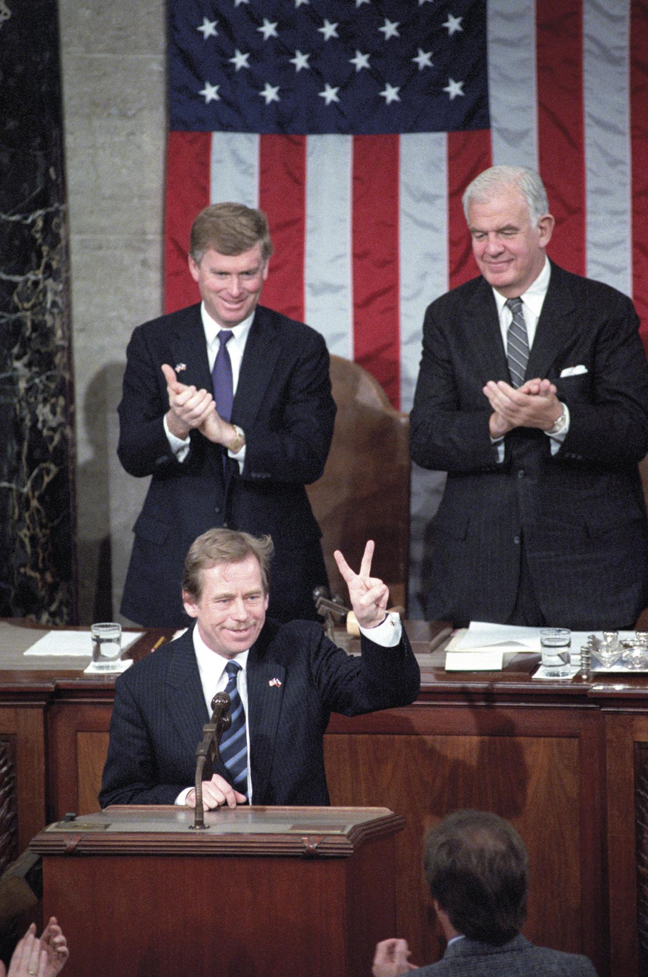 21. február 1990 Washington, USA: Václav Havel vo svojom prejave v Kongrese okrem iného vyzval amerických politikov, aby pomohli Sovietskemu zväzu na ceste k demokracii. Po páde železnej opony panoval optimizmus, že sa demokracia rozšíri všade. A dnes sledujeme návrat autokracie.