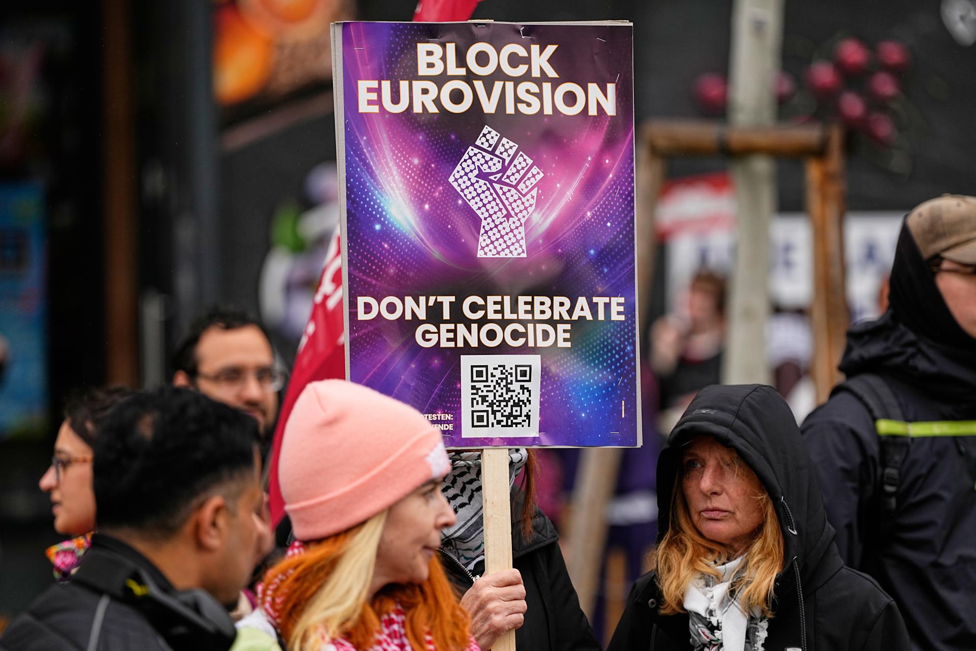 Ľudia protestujú proti Izraelu pred veľkým finále 70. ročníka súťaže Eurovízie vo Viedni v Rakúsku v sobotu 16. mája 2026.