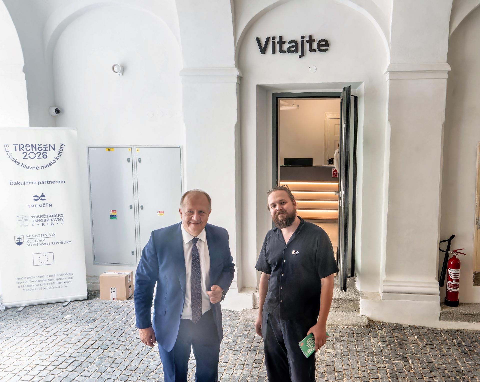 Primátor Richard Rybníicek a riaditeľ projektu Trenčín – EMK 2026 Stanislav Krajči.