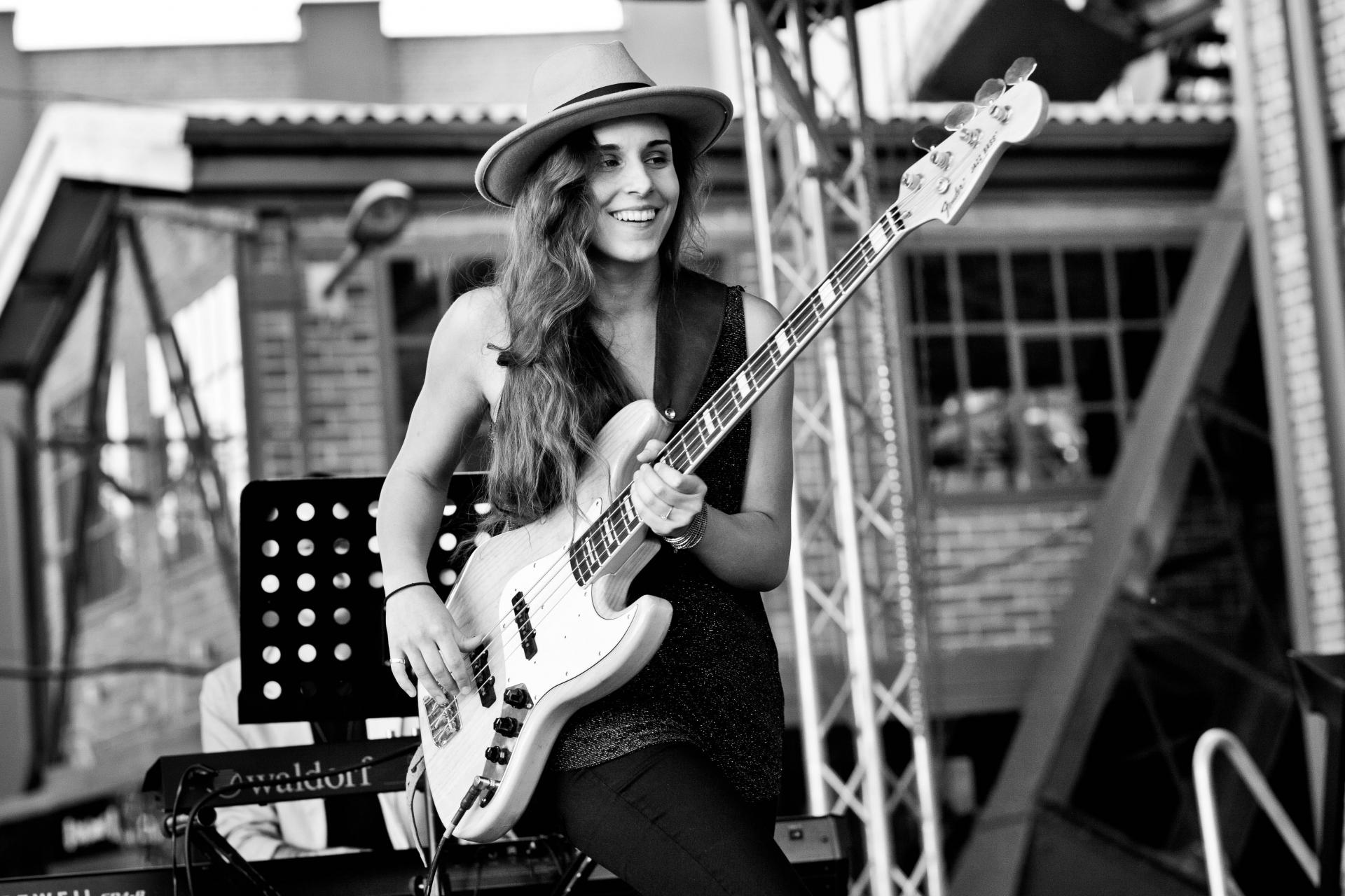 Poľská basgitaristka Kinga Głyk. 