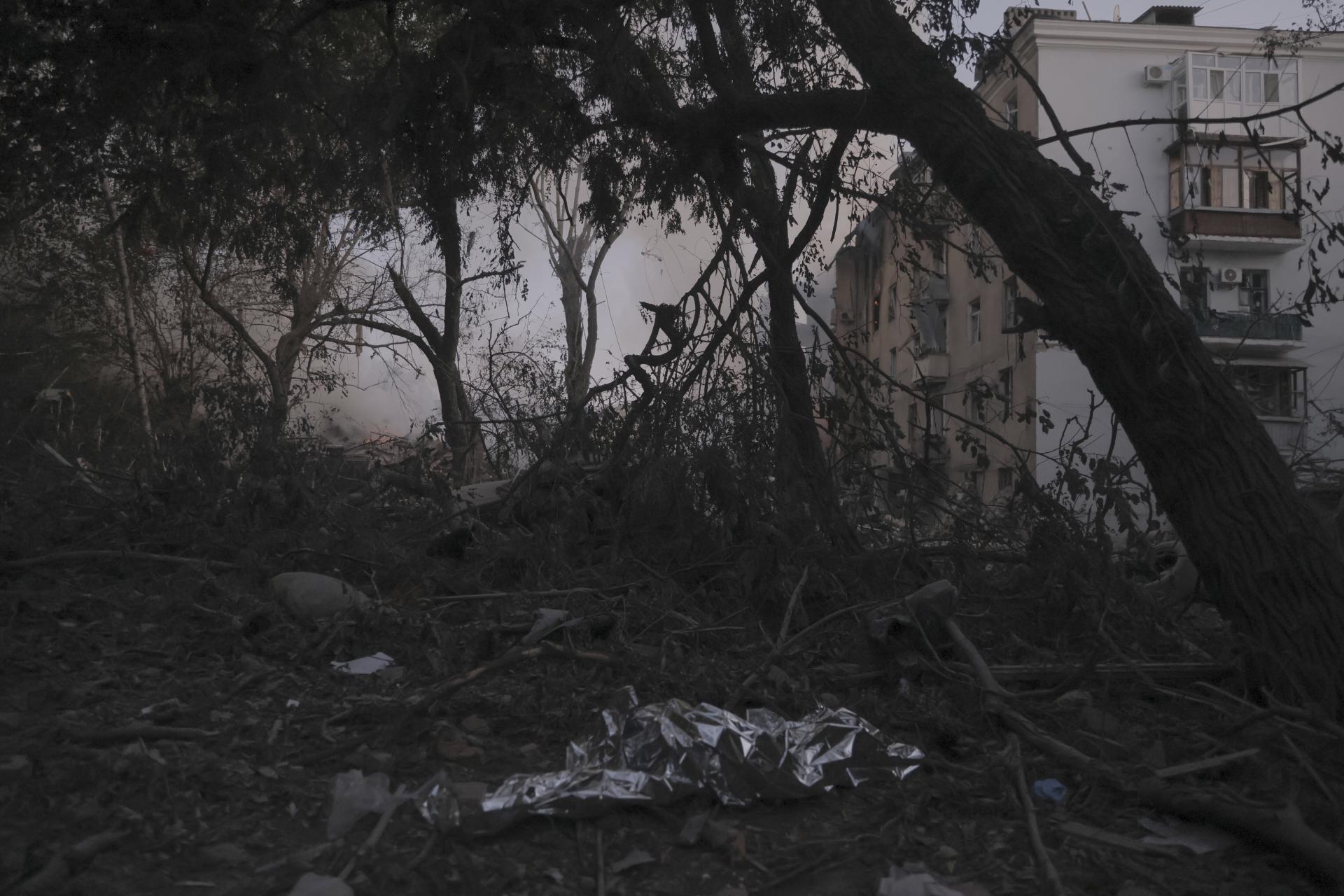 Telo zabitého civilistu leží zakryté na zemi po ruskom leteckom útoku v Kramatorsku na Ukrajine, štvrtok 31. júla 2025.