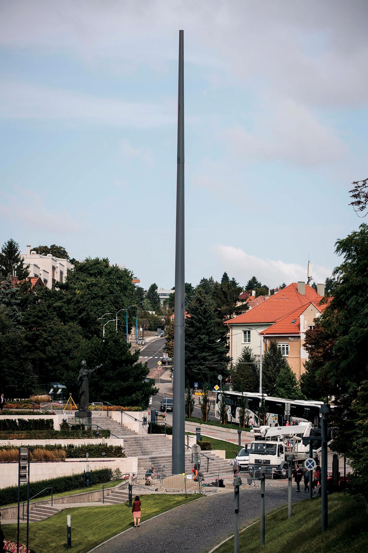 2019 Bratislava: Tridsaťmetrový stožiar Andreja Danka pred budovou parlamentu predstavuje aký -izmus?