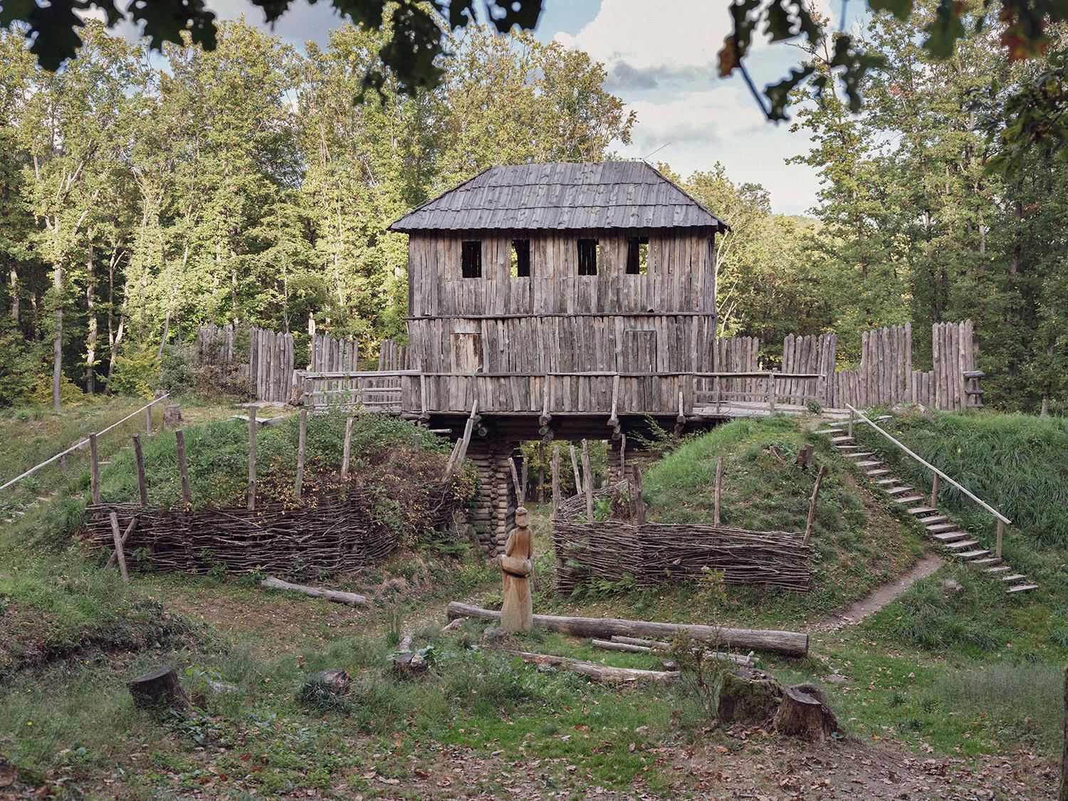 Rekonštrukcia vstupnej brány na hradisko Bojná – Valy, ktoré bolo súčasťou opevnenia. Pohľad z vnútornej strany.