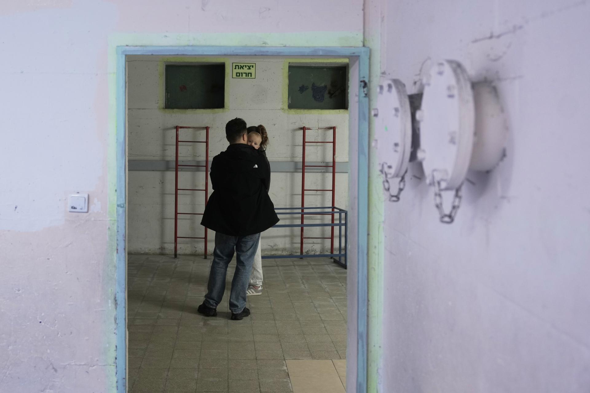 Izraelskí civilisti zamierili do krytov, po rozoznení sirén v krajine. Tak ako v meste Ramat Gan, 28. 2. 2026.