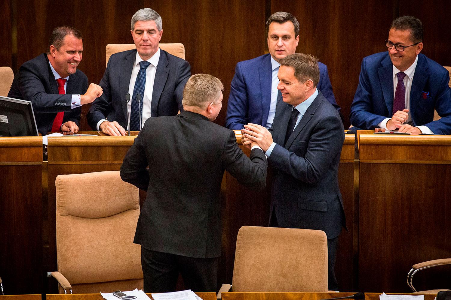 29. november 2016 Bratislava: Premiér Robert Fico a minister financií Peter Kažimír po schválení rozpočtu pre rok 2017.