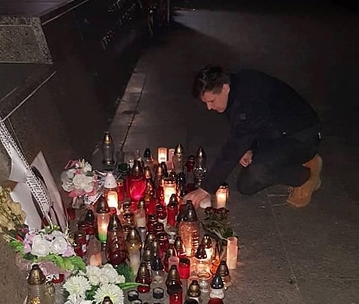 Aj v Humennom zapálili sviečky na znak piety.