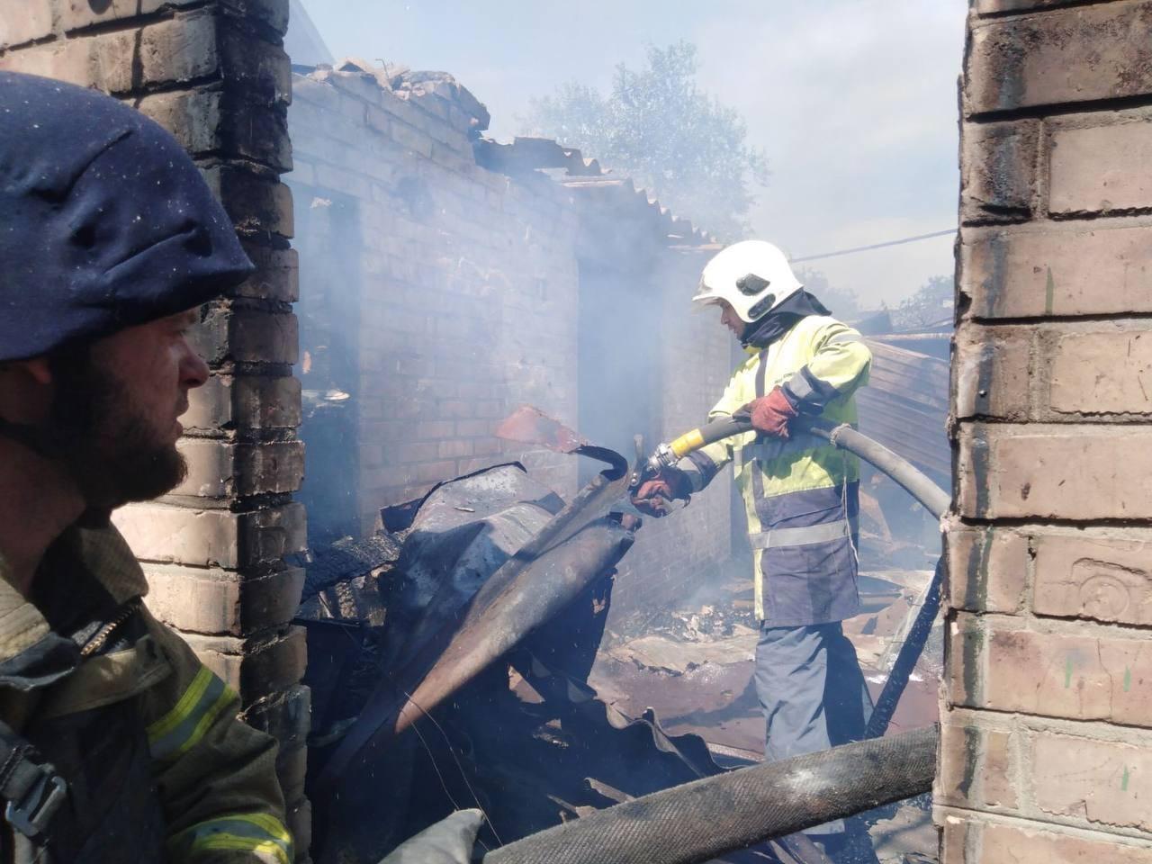 Bachmut, rodinný dom a okolie po bombardovaní (1).