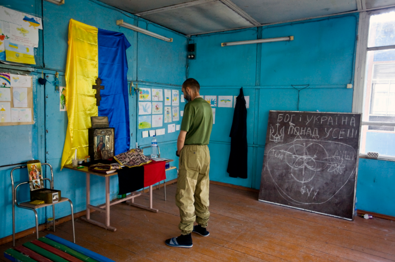 20. jún 2015, neznáme miesto pri Mariupole, Ukrajina: Andrij zvaný Dušan sa modlí na základni dobrovoľníckeho práporu Pravý sektor.