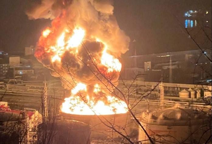 Škody na rafinérii v ruskom meste Tuapse po ukrajinskom útoku.