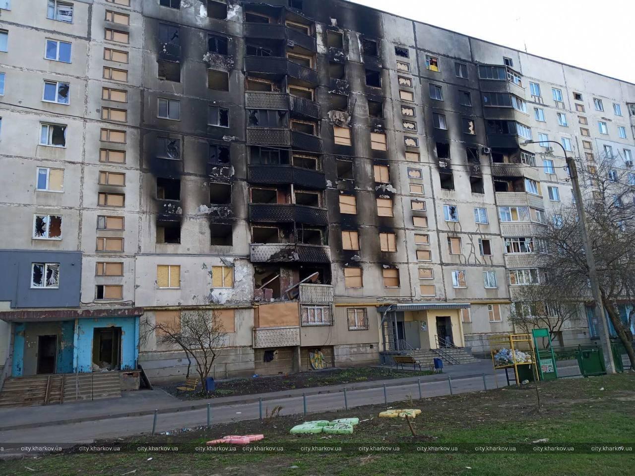 Charkov, inšpekcia kontroluje stav bytov po bombardovaní (1).