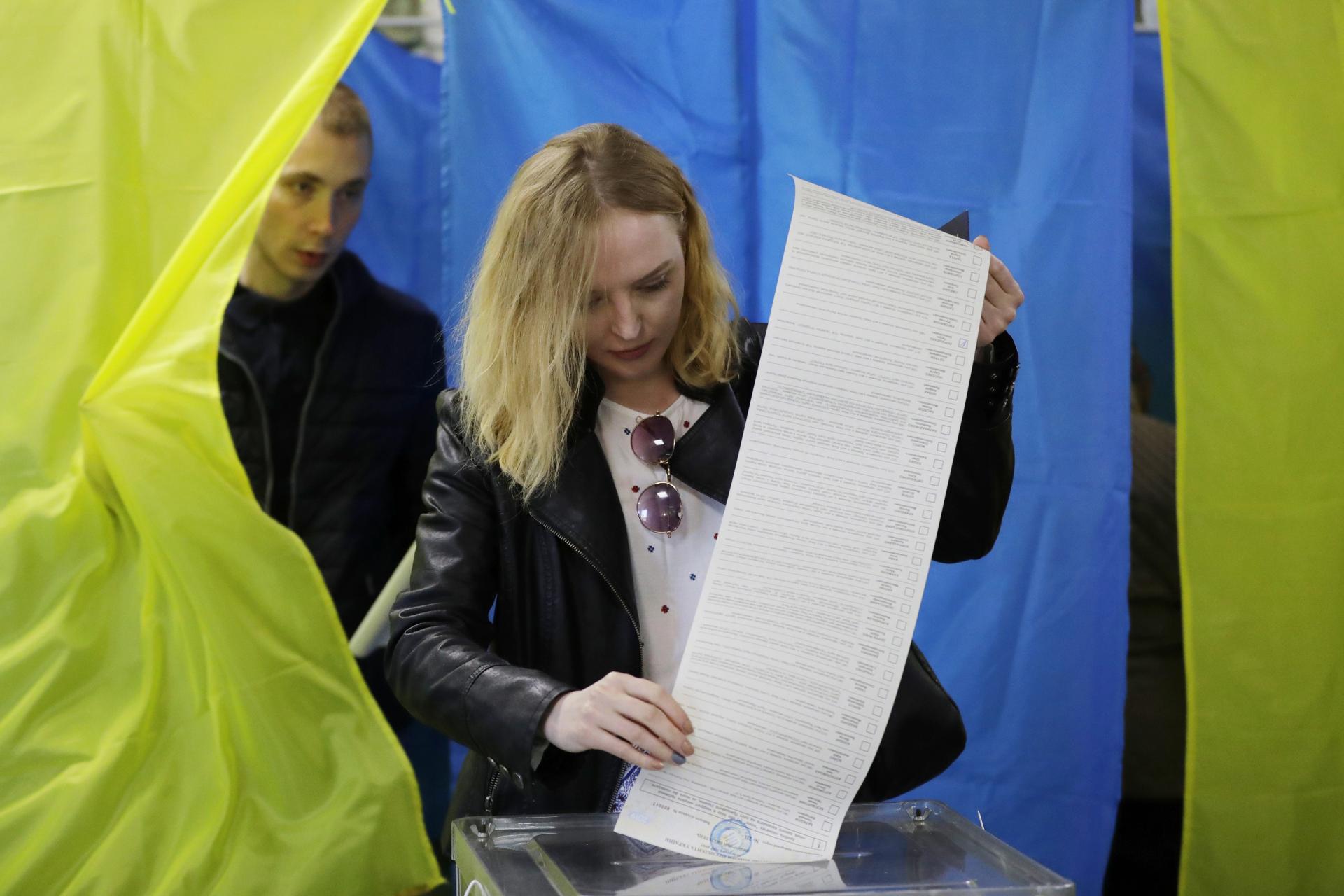 Volebný lístok s menami prezidentských kandidátov je na Ukrajine mimoriadne dlhý, má približne 80 centimetrov.