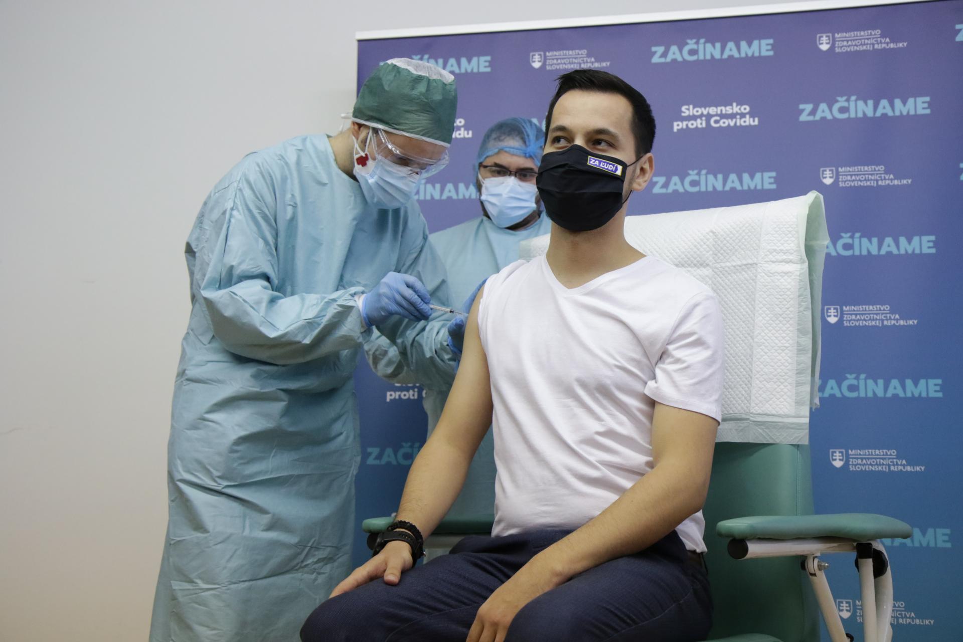 Podpredseda parlamentu a strany Za ľudí Juraj Šeliga (vpravo) počas očkovania vakcínou na prevenciu ochorenia COVID-19 v Univerzitnej nemocnici Bratislava (UNB) v Ružinove. 