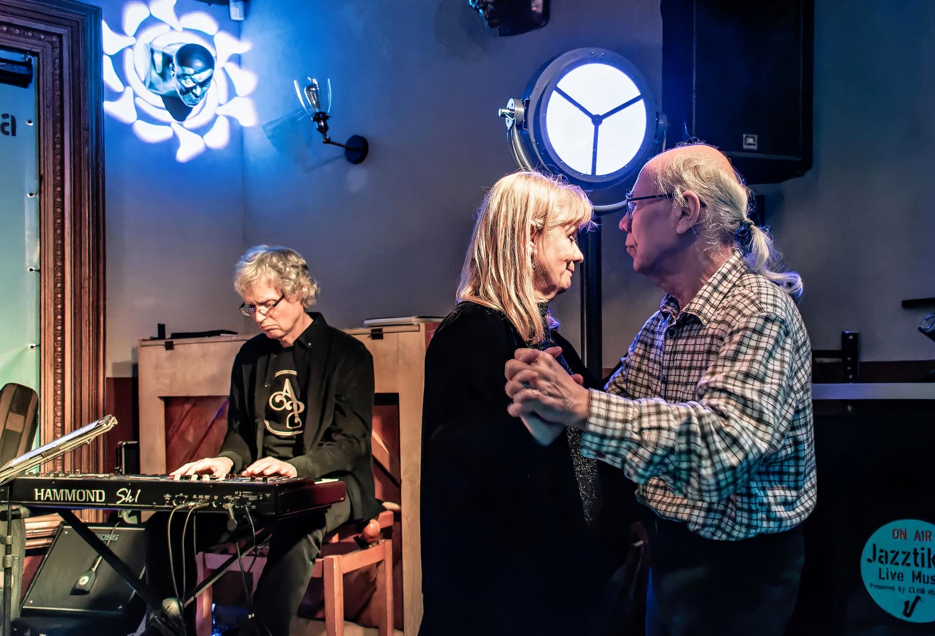 Peter Dobrota a kluboví tanečníci