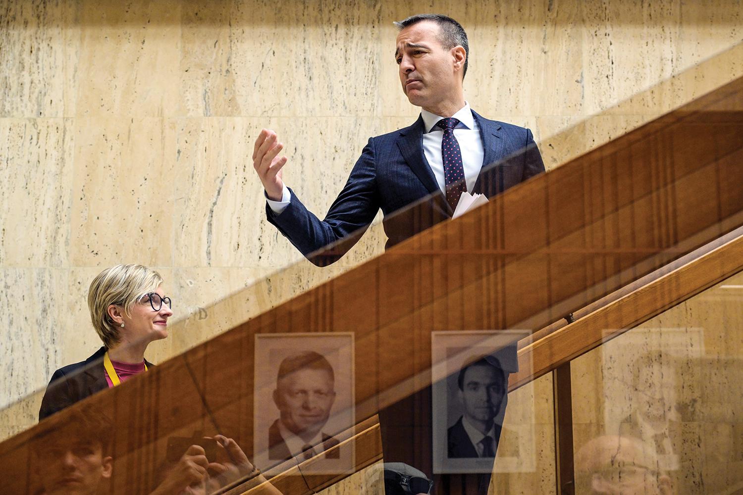 Minister školstva, výskumu, vývoja a mládeže SR Tomáš Drucker prichádza na rokovanie vlády. V októbri Národná rada SR schválila školské zákony, ktoré sú súčasťou rozsiahlejšej reformy školstva.