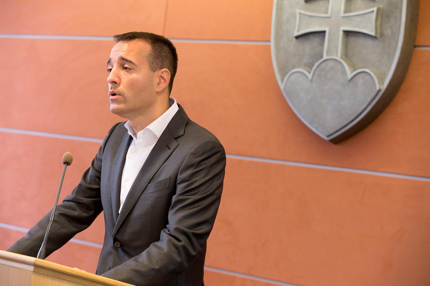 10. apríl 2018 Bratislava: Tomáš Drucker na tlačovej konferencii k svojej pozemkovej kauze reaguje na obvinenia šéfa OĽaNO Igora Matoviča.