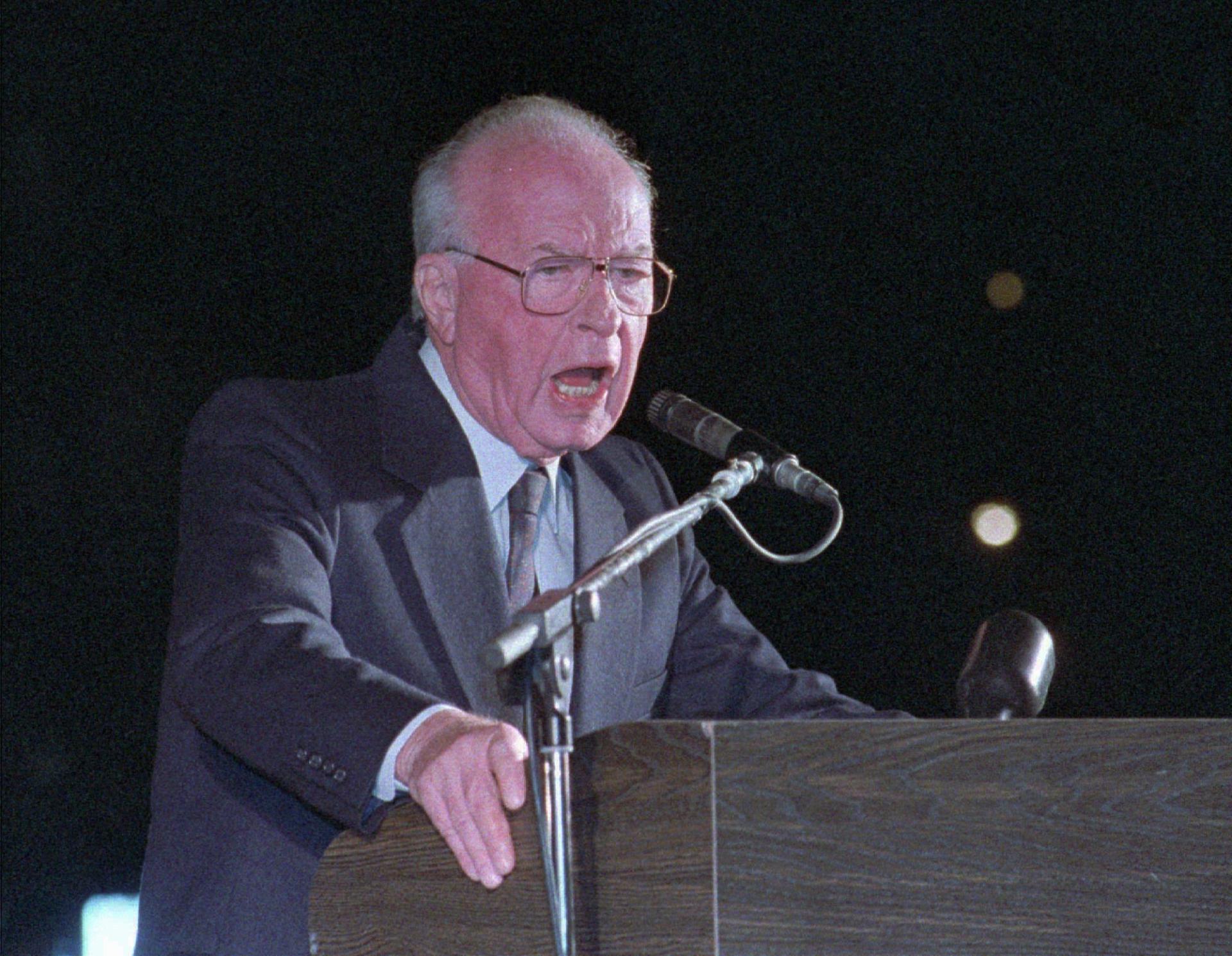 4. november 1995 Tel Aviv, Izrael: Premiér Jicchak Rabin reční pred davom Izraelčanov na námestí v Tel Avive krátko pred tým, ako ho zastrelil atentátnik.