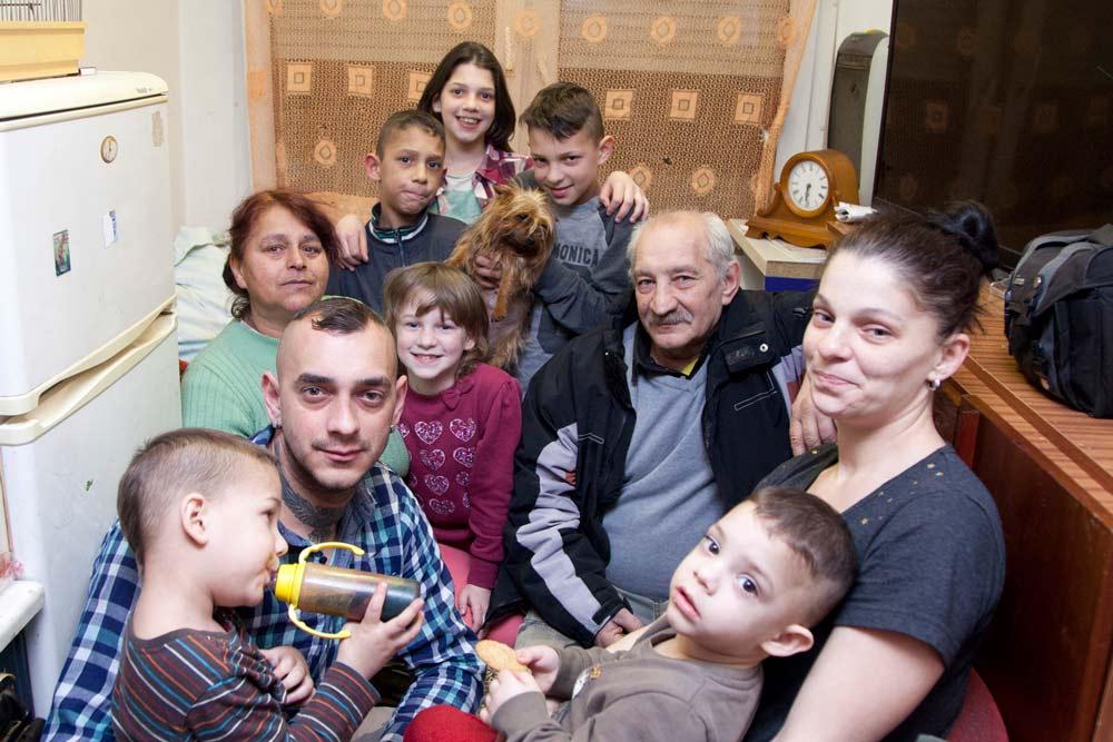 Po požiari v bytovke, ktorú následne zbúrali, býva 11-členná rodina Balážovcov spolu so psom v jednej unimobunke. 