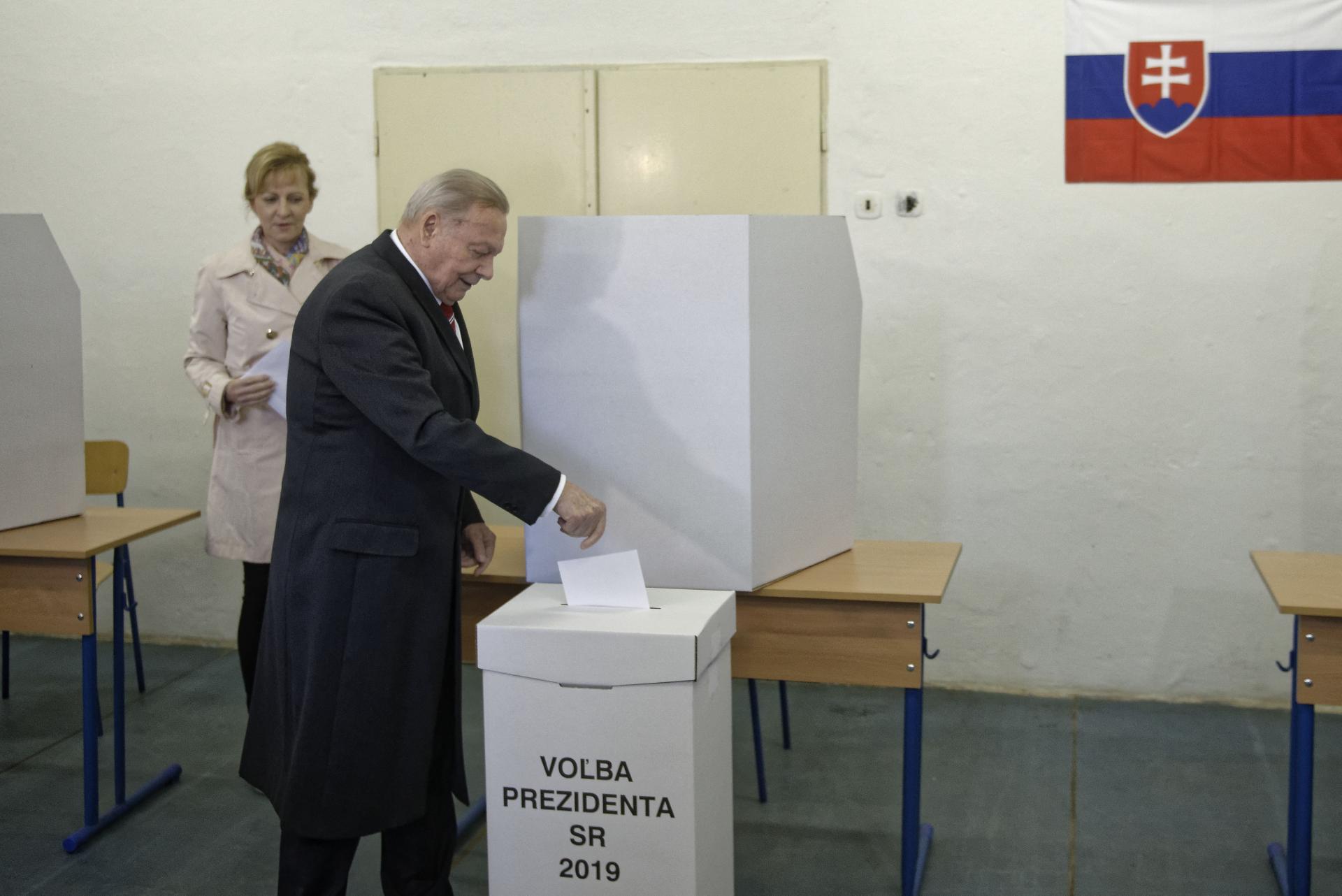 Exprezident Rudolf Shuster prišiel do volebnej miestnosti v areáli Univerzity veterinárskeho lekárstva a farmácie v Košiciach.