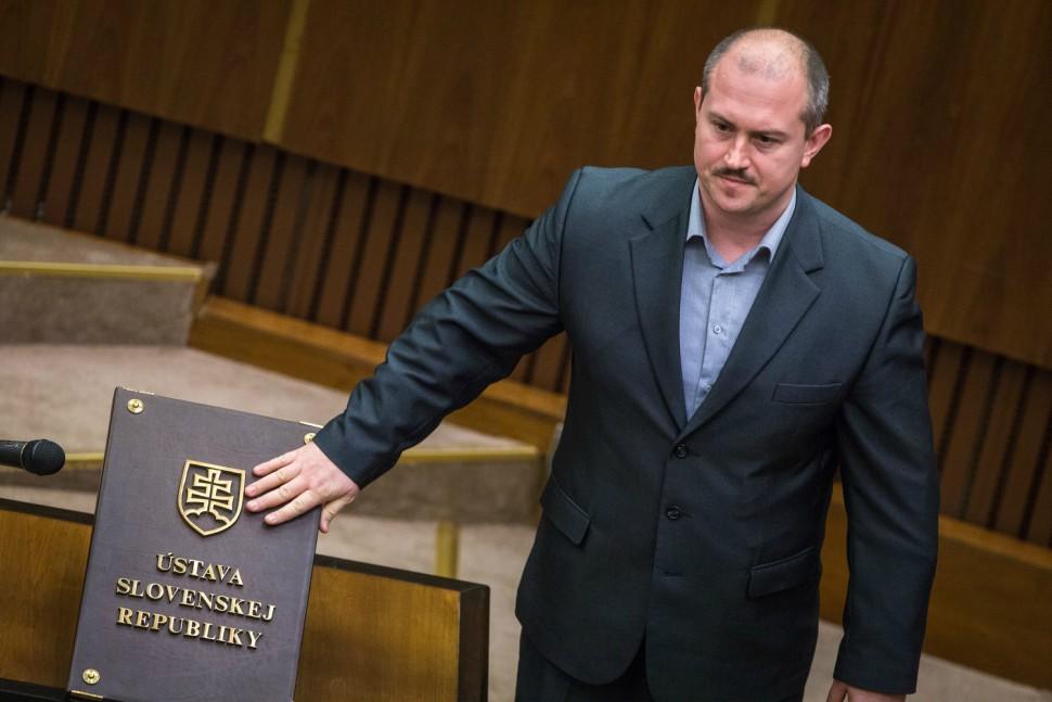 23. marec 2016, Bratislava: Marian Kotleba skladá poslanecký sľub kladením ruky na Ústavu.