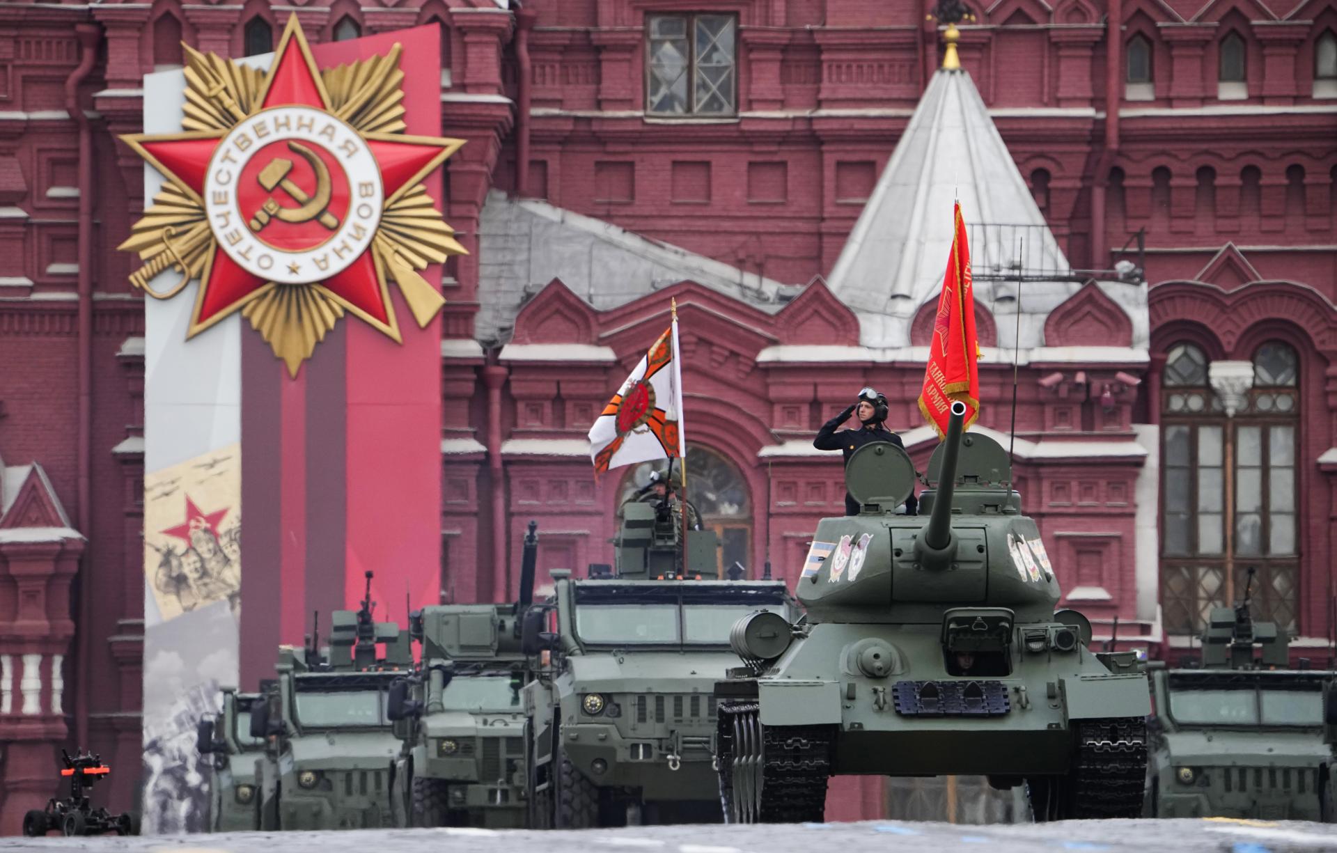 Zlyhanie pôvodného plánu spôsobilo, že šéf Kremľa Putin nemohol počas pondelkového slávnostného prejavu na moskovskom Červenom námestí deklarovať nijaký výrazný úspech vojenského ťaženia na Ukrajine. Červené námestie, Moskva 9.5.2022