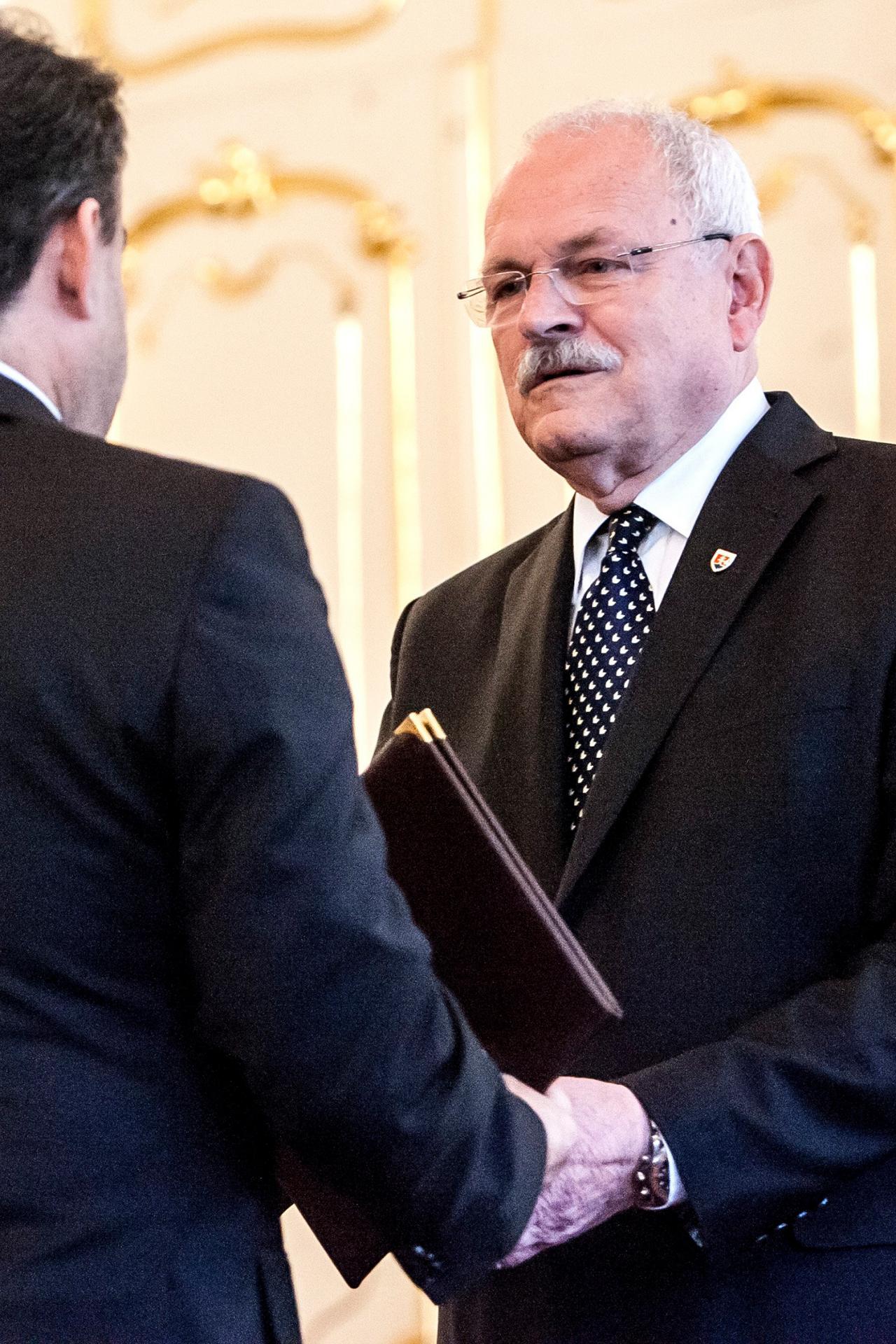 6. august 2013 Bratislava: Prezident Ivan Gašparovič menuje Jaromíra Čižnára do funkcie generálneho prokurátora.