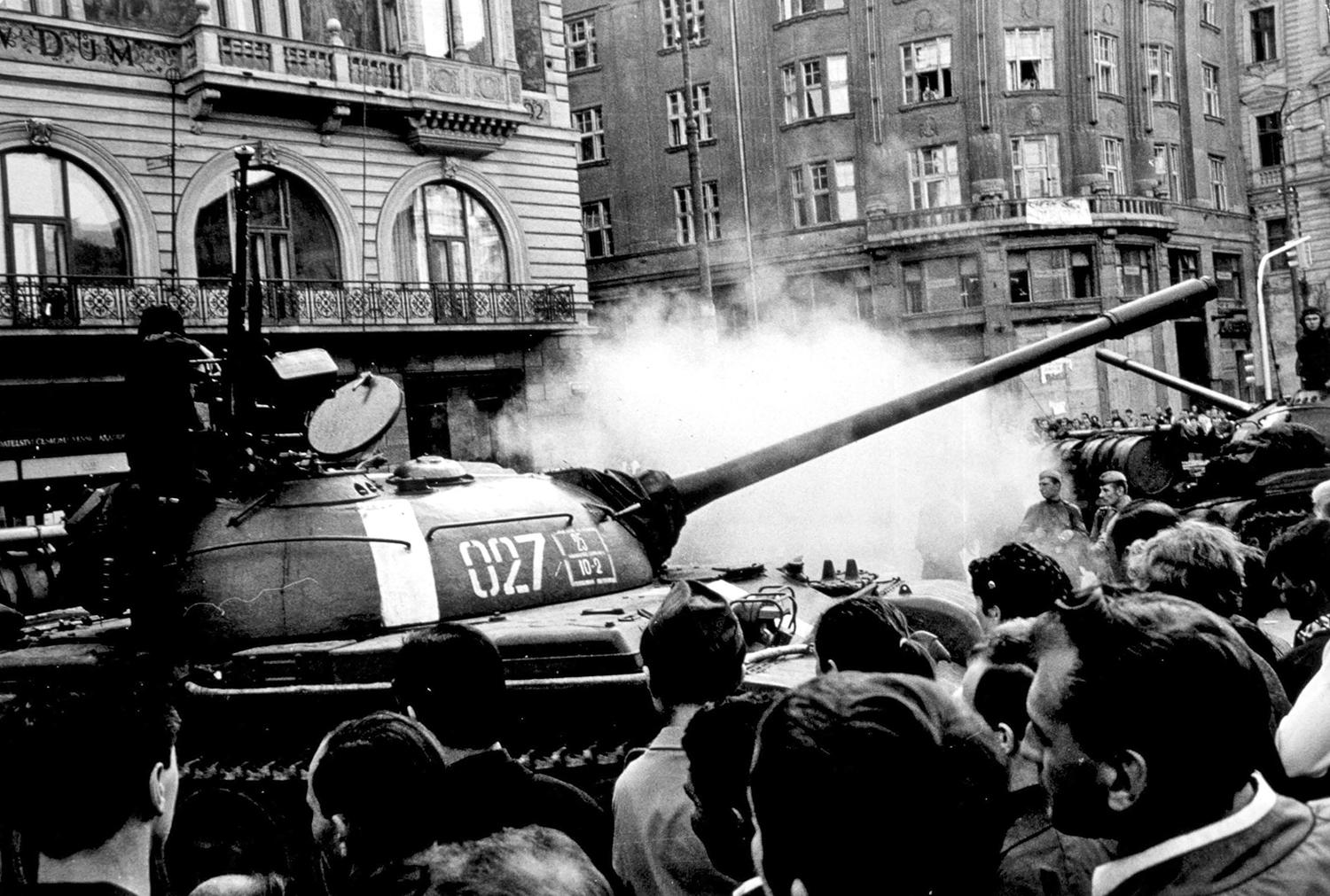 August 1968 Praha, Československo: Ruské okupačné tanky v uliciach hlavného mesta. Príchod ruských vojakov a potlačenie Pražskej jari znamenali začiatok normalizácie.