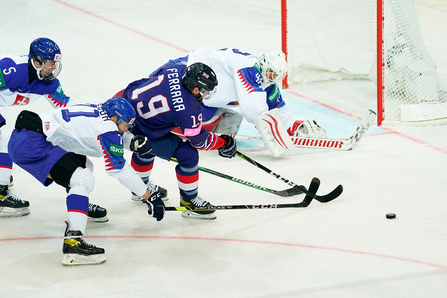 23. máj 2021 Riga, Lotyšsko: Hokejista Veľkej Británie Luke Ferrara sa snaží prekonať brankára Branislava Konráda. Napriek tomu, že Briti boli outsidermi, svojou bojovnosťou nás prekvapili a do konca stretnutia sme sa museli báť o výsledok. Zo zápasu Slovensko – Veľká Británia 2:1.