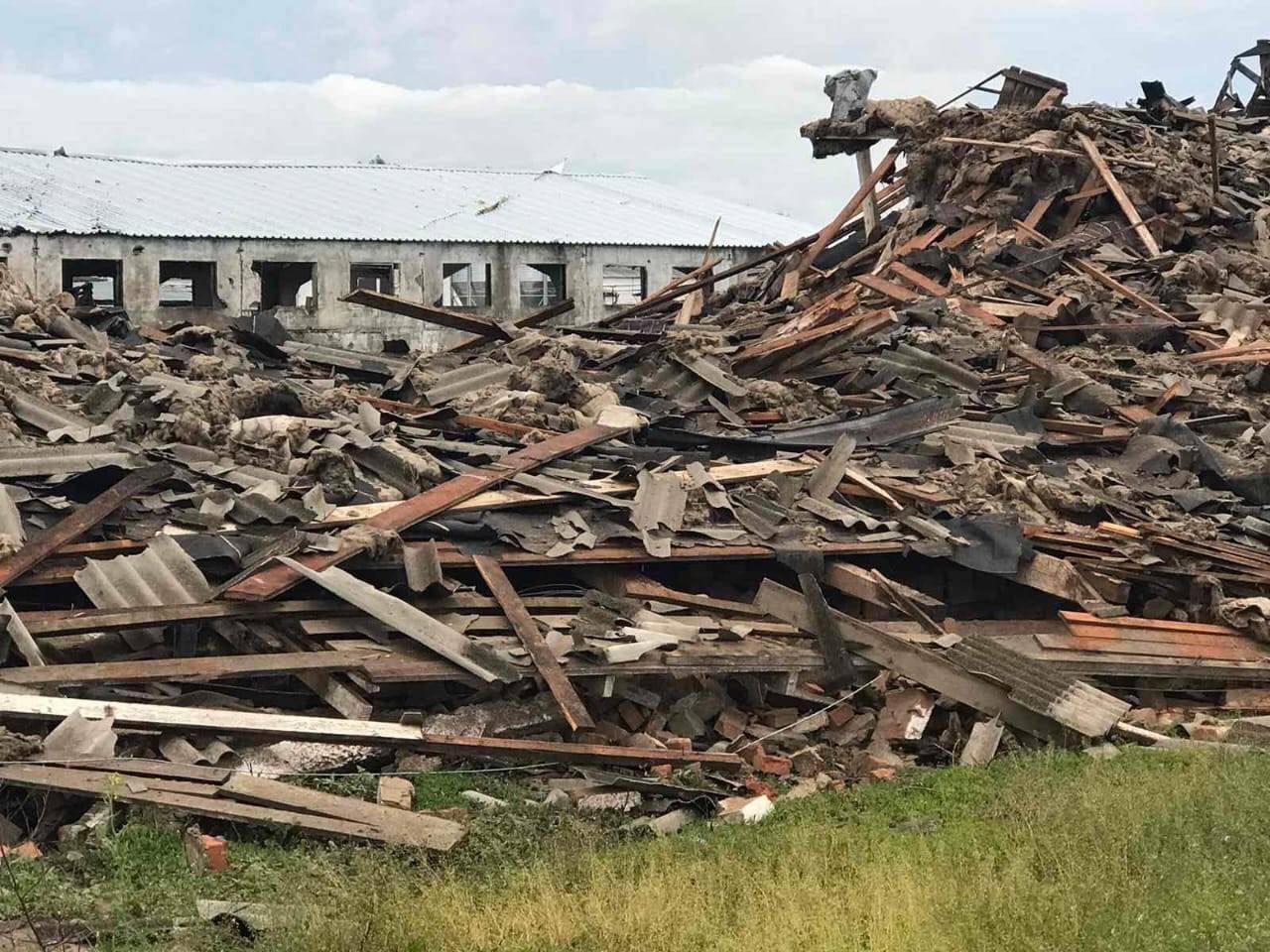 Hydinová farma v troskách, sumský región.