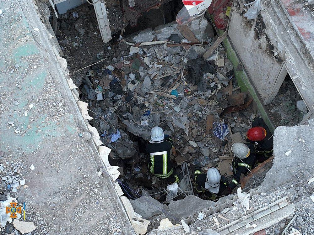 Mykolajiv. Záchranári pokračujú v pátraní po mŕtvych a analyzujú štruktúru zničenej obytnej budovy