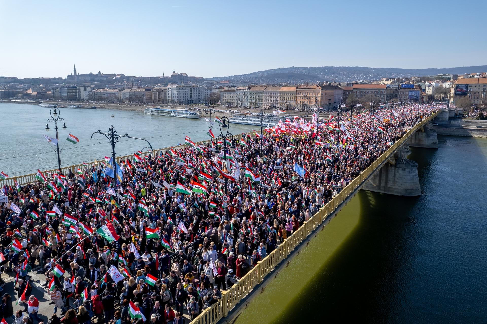 Účastníci provládneho „Pochodu za mier“ kráčali 15. marca 2026 po Margitinom moste v Budapešti pri príležitosti 178. výročia revolúcie z roku 1848.