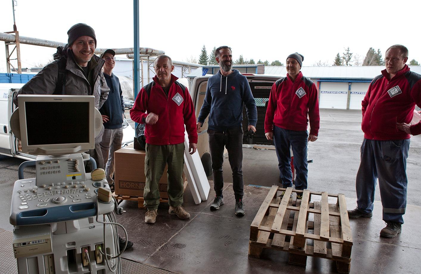 Človek v ohrození odovzdáva humanitárnu pomoc v Zakaraptí 