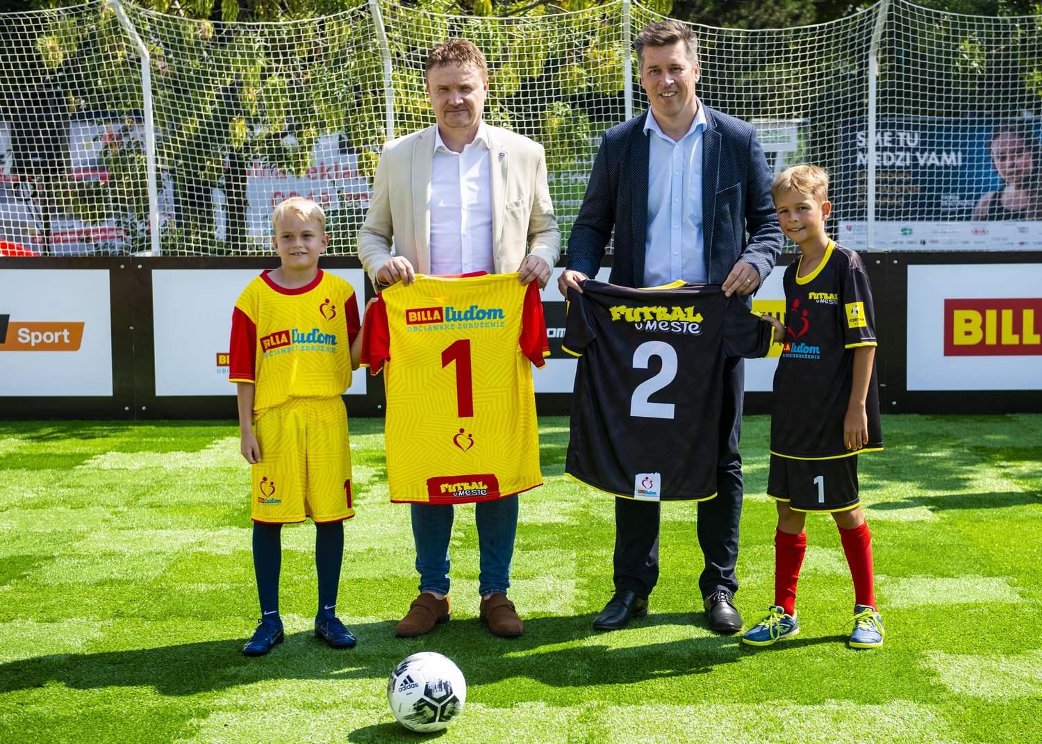 Prezident Únie ligových klubov Ivan Kozák (vľavo) a predseda predstavenstva o. z. BILLA ľuďom a finančný riaditeľ BILLA Slovensko Tomáš Staňo