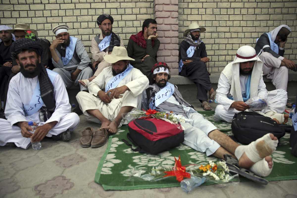 Členovia mierového pochodu z provincie Helmand, ktorí protestujú za ukončenie sedemnásťročnej vojny, oddychujú na ulici.