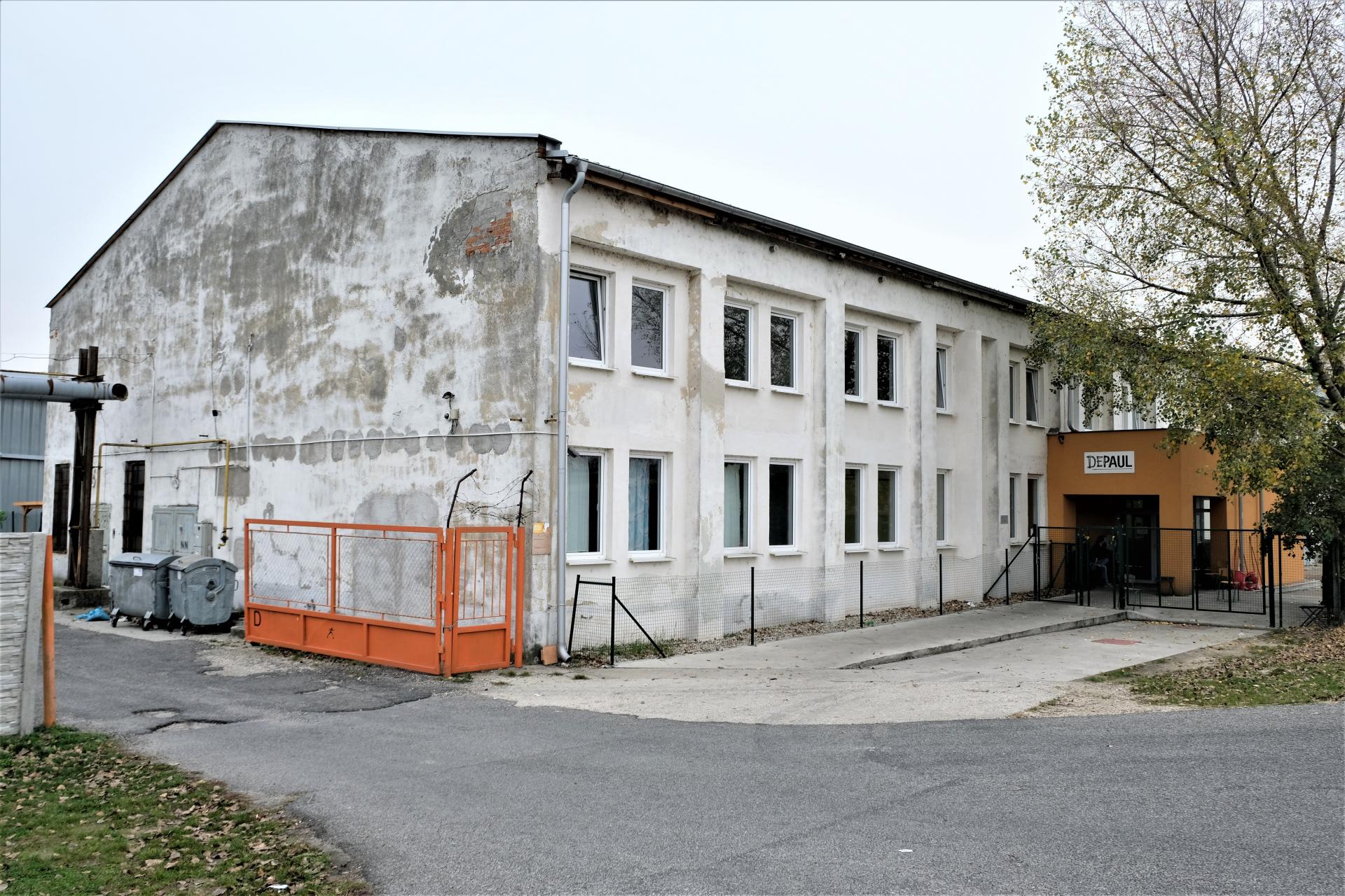 Budova Depaulu sa nachádza na okraji Bratislavy. 