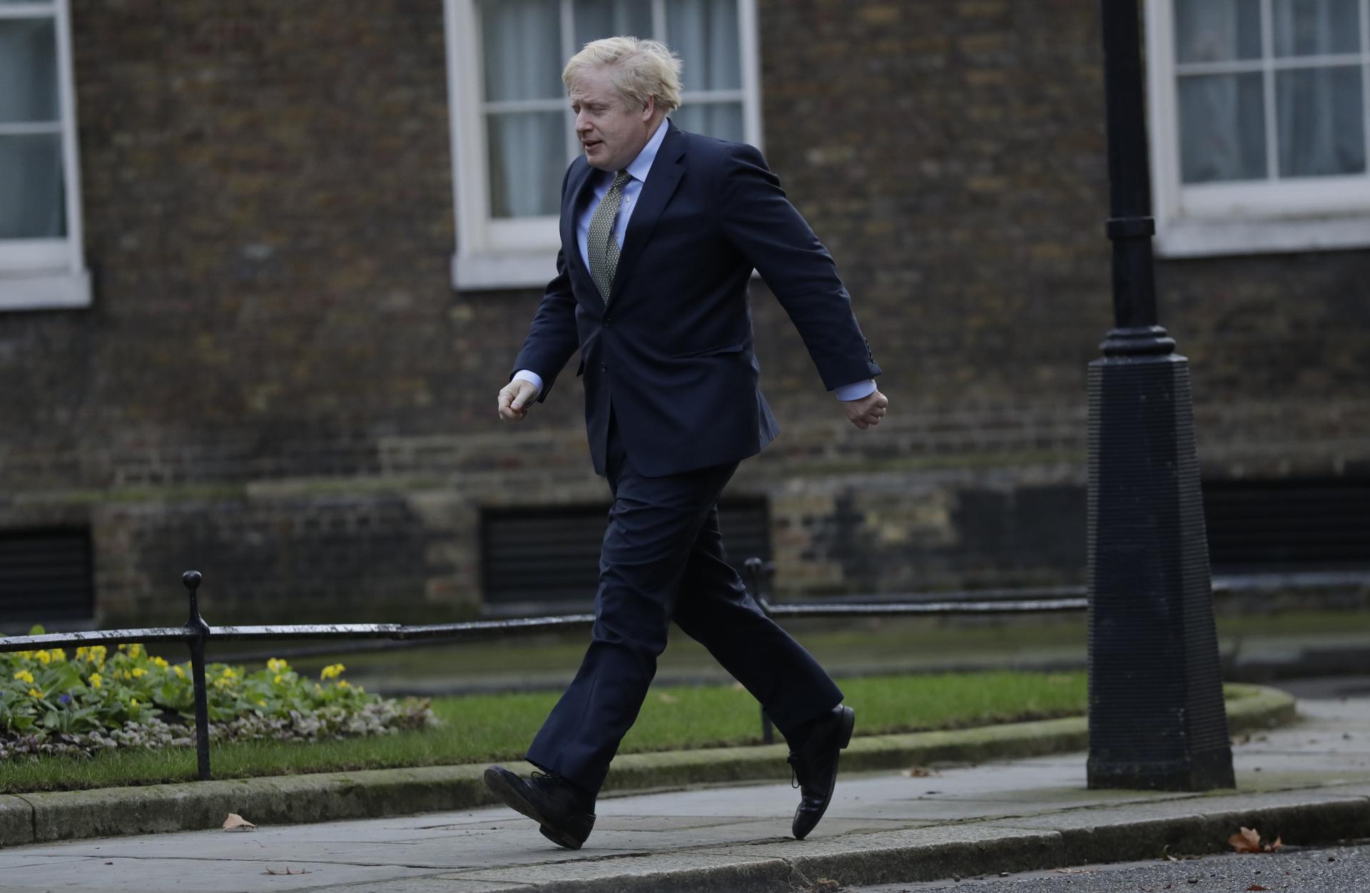 13. december 2019 Londýn, Spojené kráľovstvo: Britský premiér Boris Johnson sa po stretnutí s kráľovnou Alžbetou II. v Buckinghamskom paláci v Londýne vracia do sídla vlády na 10 Downing Street.