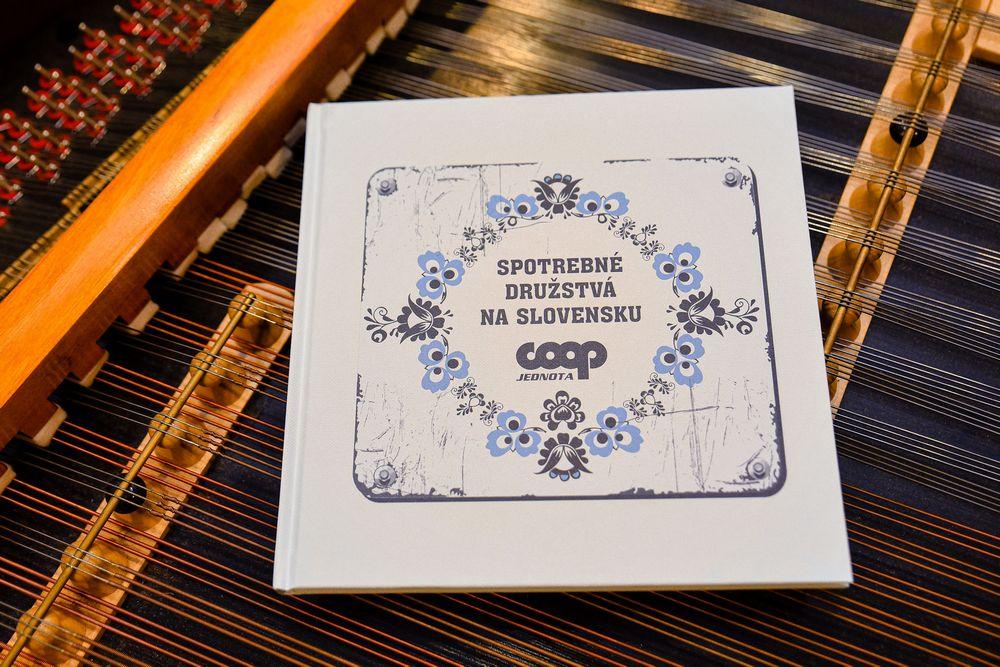 Pri príležitosti 150. rokov pripravila COOP Jednota Slovensko publikáciu s množstvom fotografií
