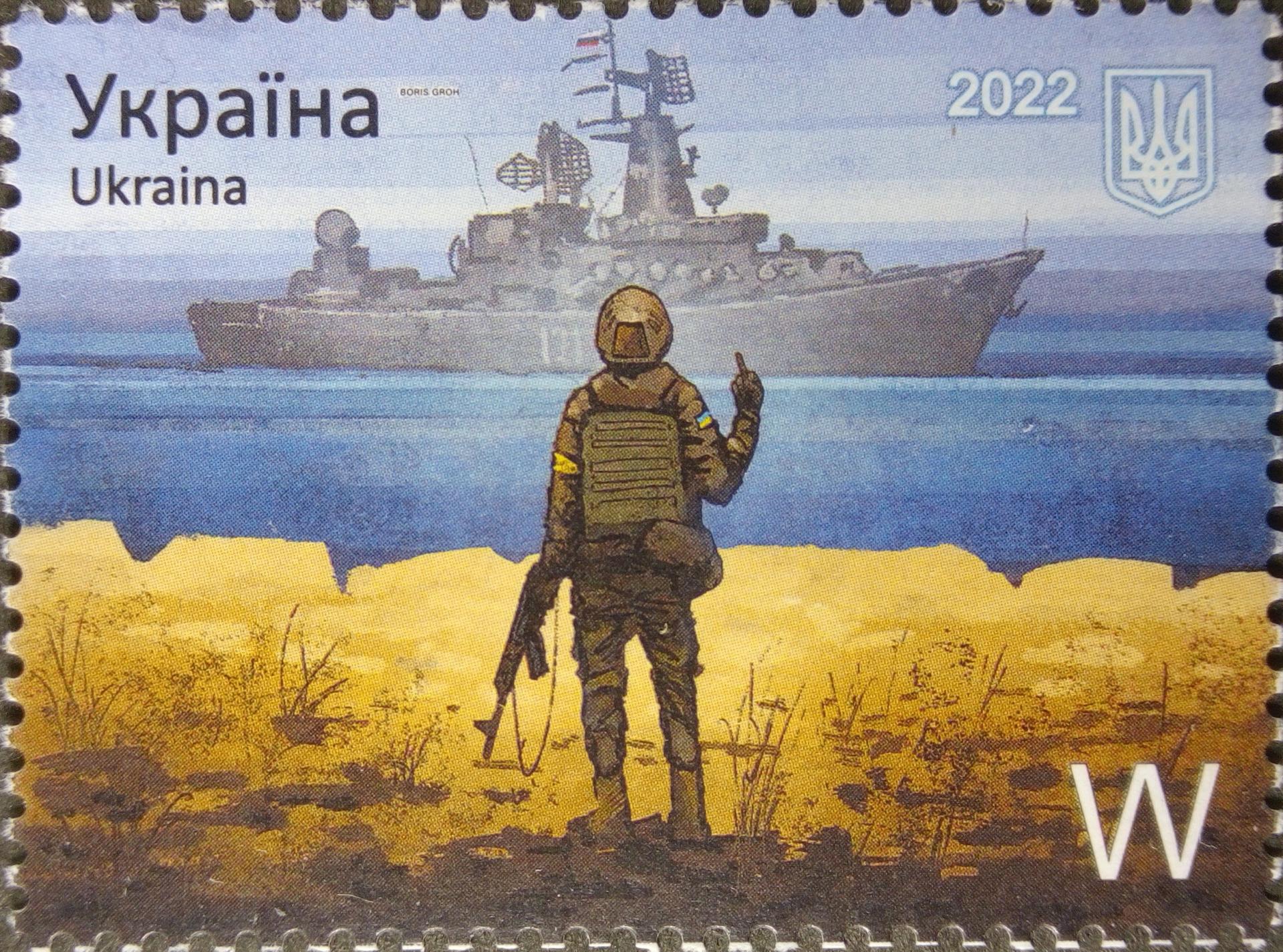 Poštová známka, ktorá znázorňuje hrdinské gesto potopenému krížniku Moskva z prvých dní vojny. 