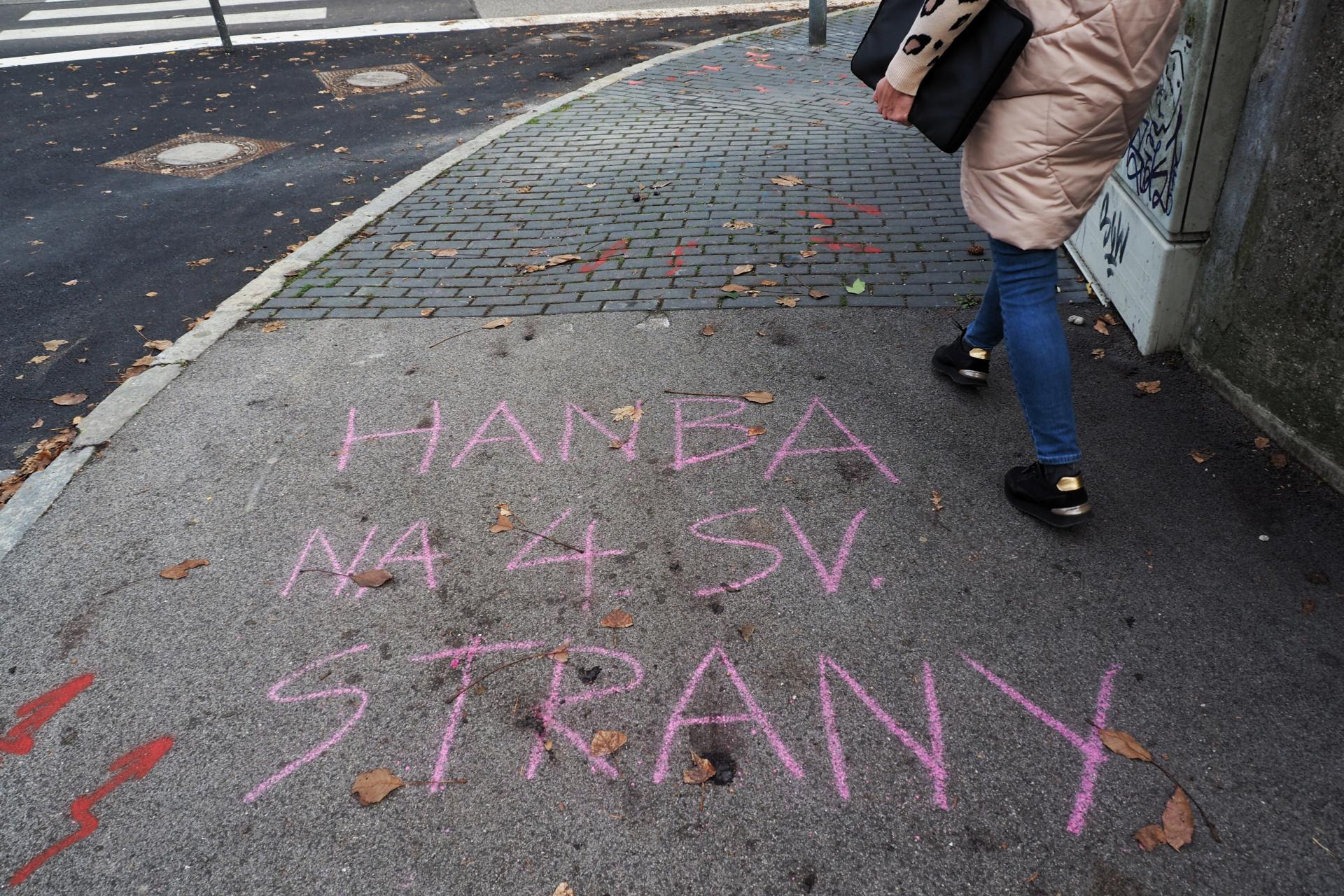 Naápis pred Ministerstvom zahraničných vecí.