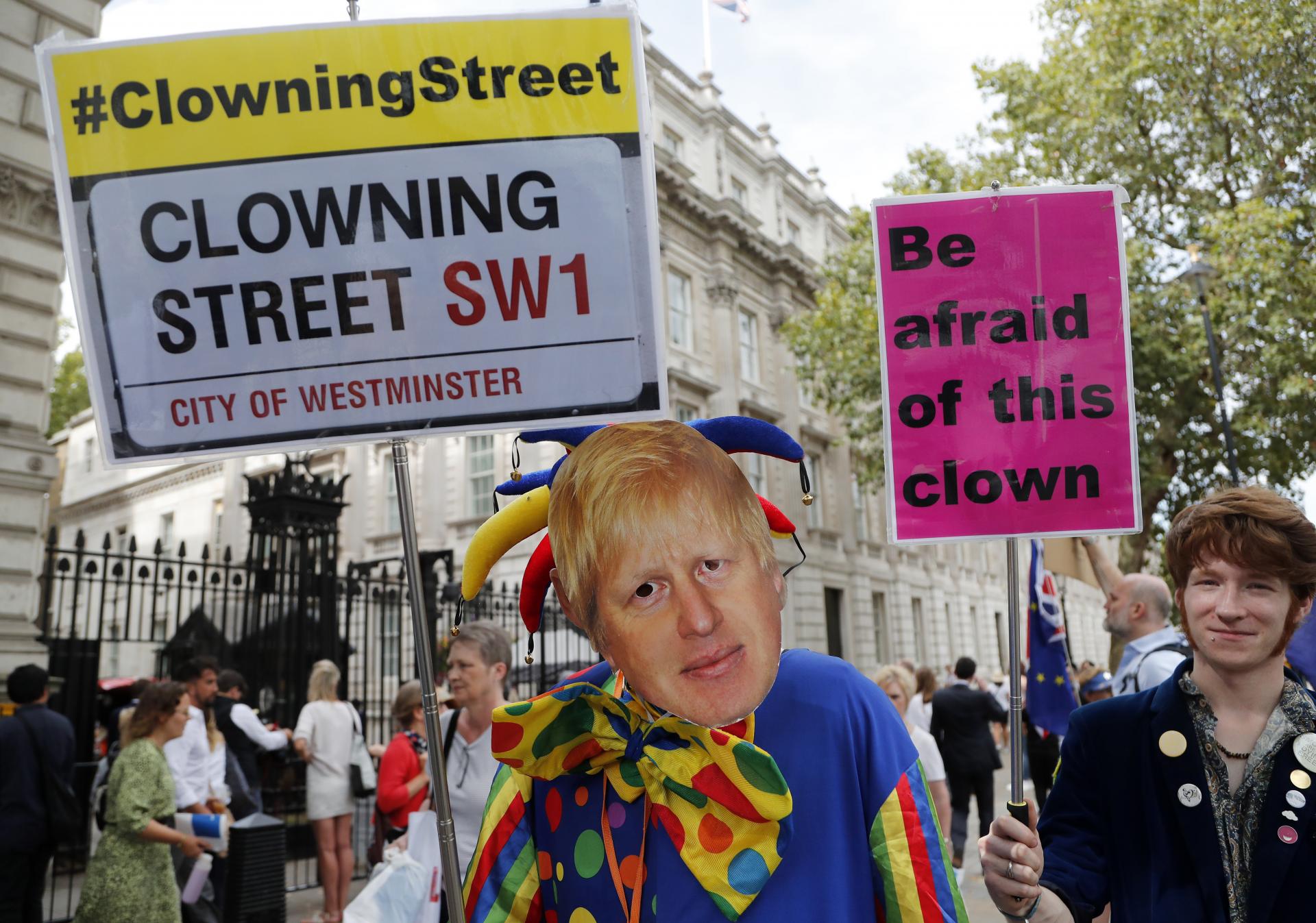 28. august 2019 Londýn, Spojené kráľovstvo: Muž v maske s podobizňou britského premiéra Borisa Johnsona demonštruje v centre britskej metropoly.