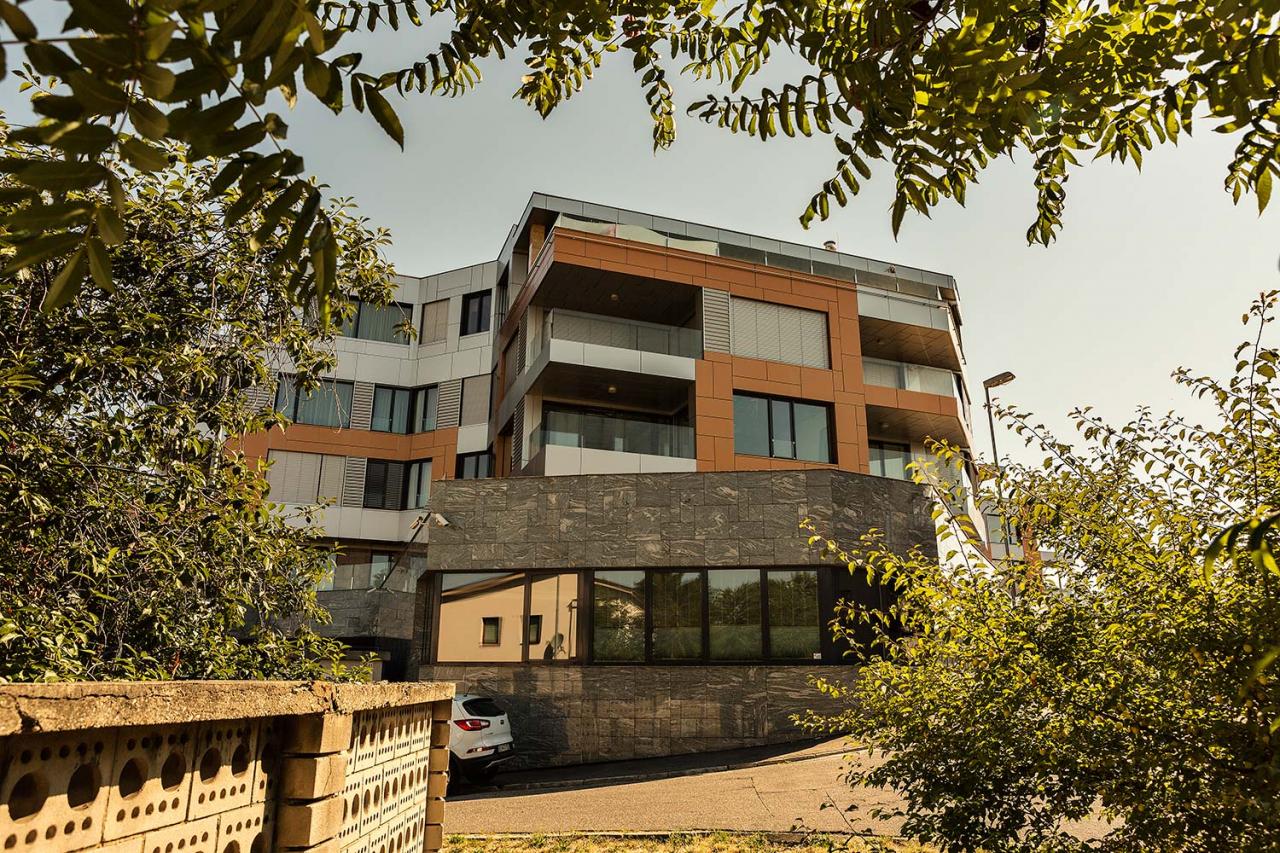 Premiér Fico mal o celom pozadí stavby vedieť. V roku 2011 dostal list, v ktorom mu bolo všetko vysvetlené. Namiesto toho, aby sa postavil na stranu ľudí, do komplexu sa nasťahoval. "To je pľuvanec do tváre všetkým slušným ľuďom," hovorí M. Huba.