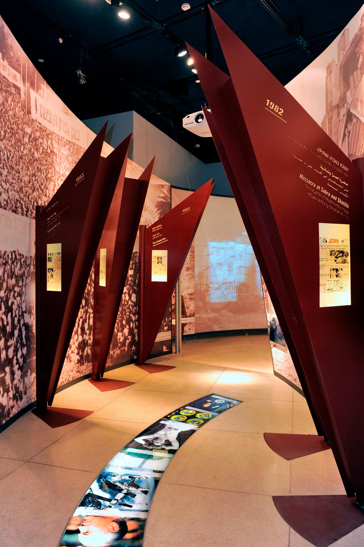 Centrom Jicchaka Rabina v Tel Avive prejde ročne viac než stotisíc ľudí. Multimediálne panely sú zhotovené tak, že sa návštevníkom automaticky spustí nahrávka v prístrojoch so slúchadlami, len čo sa k nim priblížia.