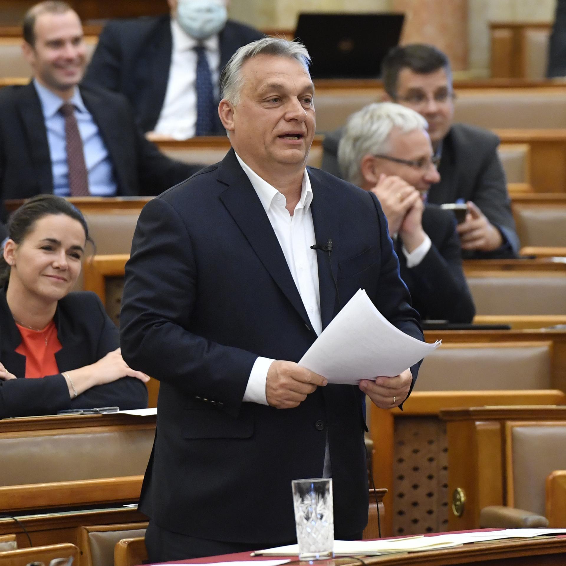 30. marec 2020 Budapešť, Maďarsko: Poslanci parlamentu umožnili premiérovi Orbánovi udržiavať výnimočný stav neobmedzene dlho a vládnuť počas neho dekrétmi.