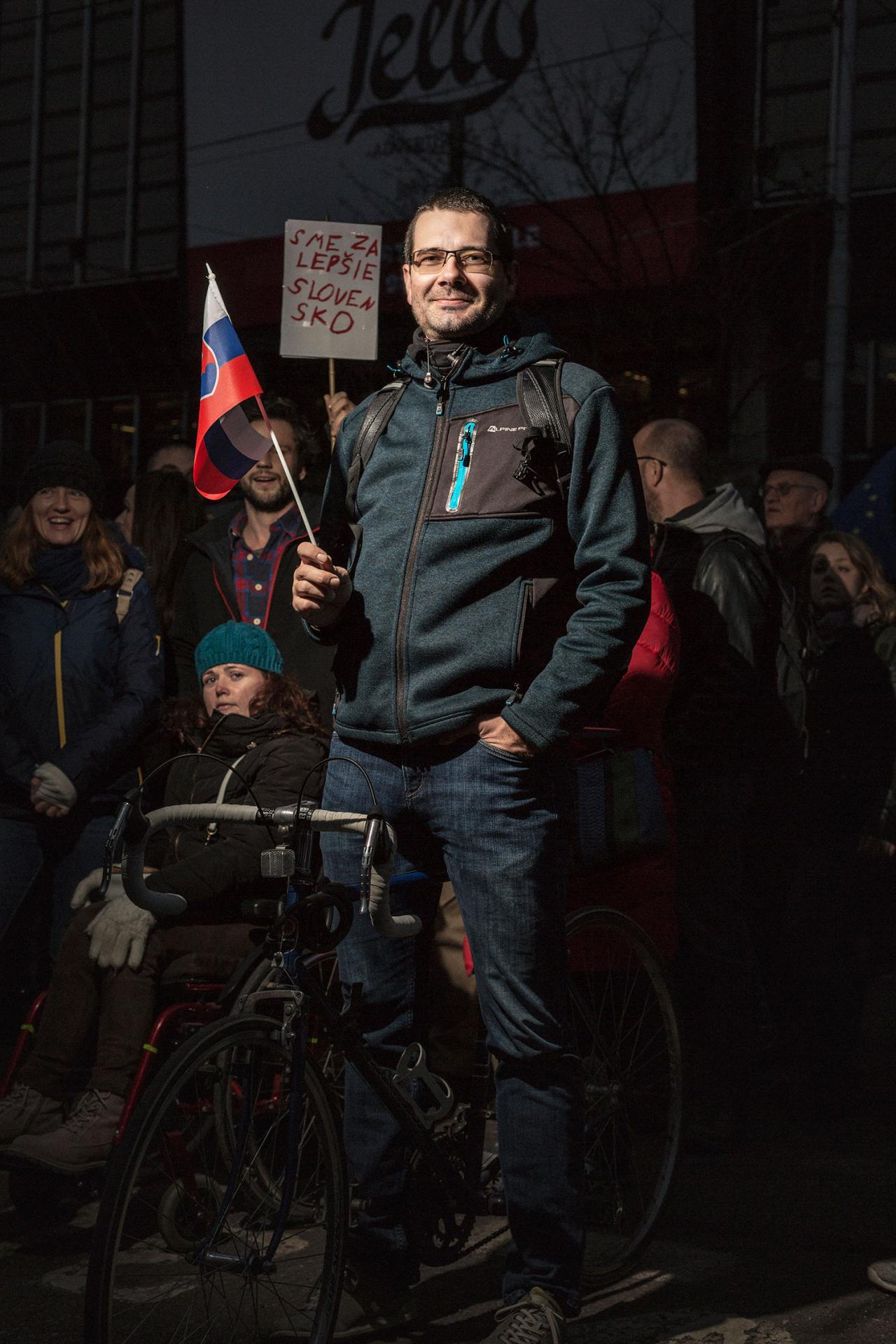 21. február 2019 Bratislava: Miroslav Dravecký má 41 rokov, je zo Spišského Zamaguria, no už dlhé roky žije v Bratislave. „Som naštvaný, každý týždeň vyjde na povrch nejaká kauza. A vrchnosť sa tvári, že sa nič nestalo. Akoby sa to nikdy nemalo skončiť… Som smutný z opozície, že nie je taká silná, aby mohla vládnuť bez bláznov.“